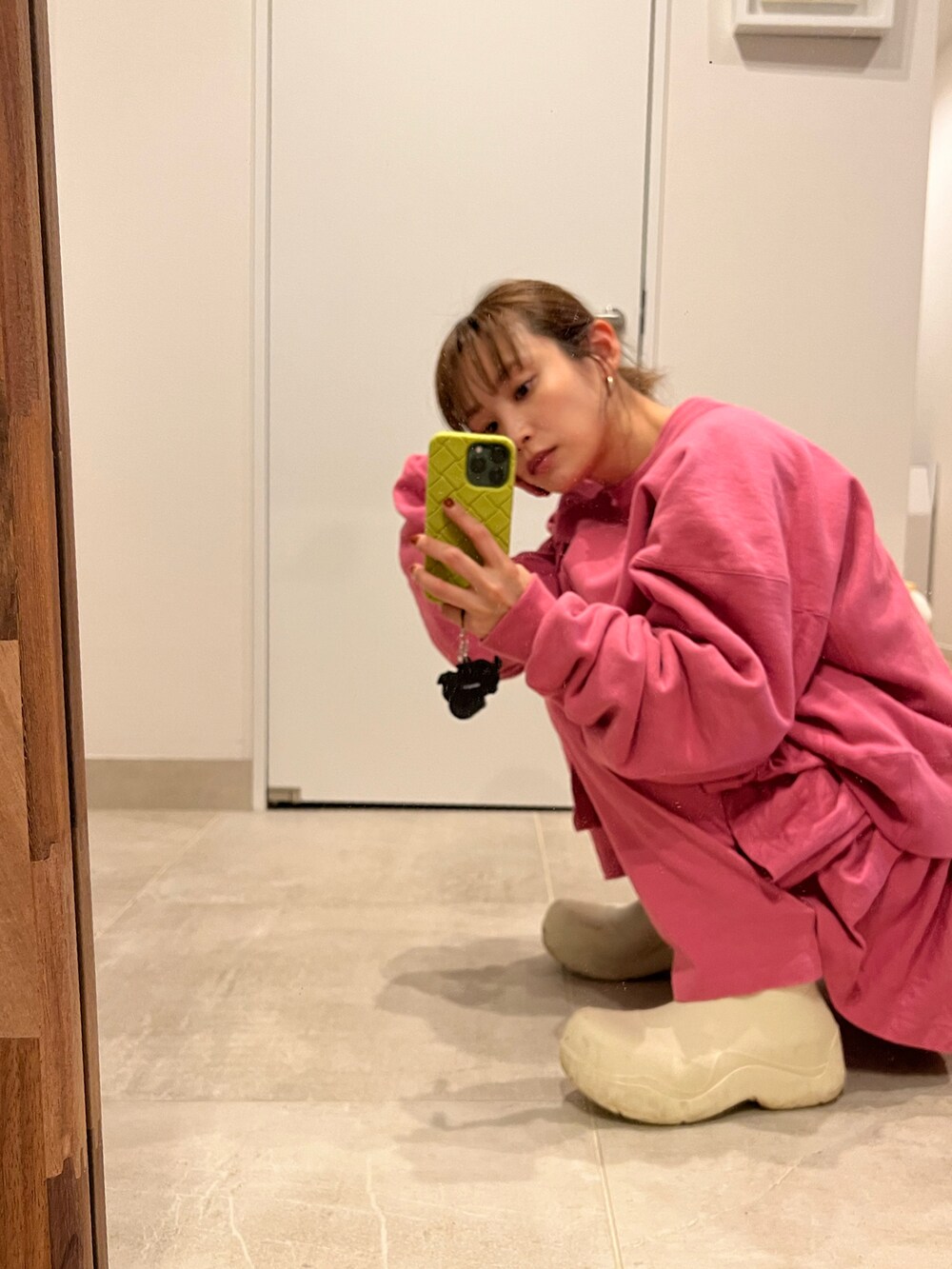 「カジュアルコーデ、大人カジュアル、パンツスタイル、雨の日コーデ、リラックススタイル、ピンクBBA、セットアップ、holiday、ホリデー、レインブーツ」｜「HOLIDAYのULTRA HEAVY SWEAT TOPS (HLD) ウルトラヘビースウェットトップス (HLD)（スウェット、ピンク系）」を使った、高橋愛さん（レディース・154cm）の春コーディネートの2枚目の写真