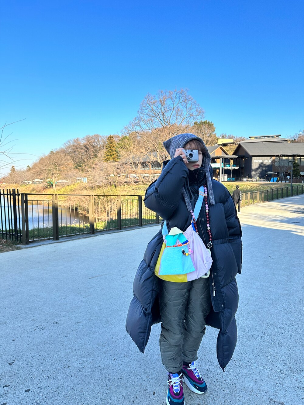 「大人カジュアル、コロンビア、Columbia、セットアップ、防寒スタイル、防寒着、ぬくぬくコーデ、beyond the vines、高橋愛、154cm、NIKE」｜「Beyond The Vinesのアイテム（バッグ、ピンク系）」を使った、高橋愛さん（レディース・154cm）の冬コーディネートの2枚目の写真