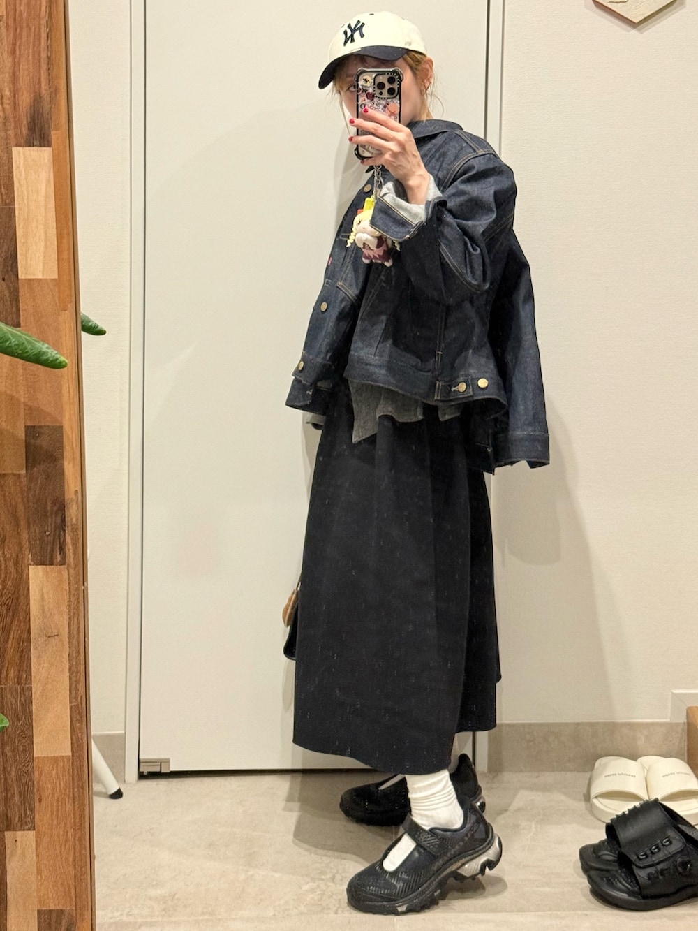 「スニーカー、CFCL、シーエフシーエル、高橋愛、154cm、sacai levi's、sacai、Levi's、サカイ、リーバイス、mm6 Maison Margiela、SALOMON」｜「sacai × levi'sのアイテム（デニムジャケット、ブルー系）」を使った、高橋愛さん（レディース・154cm）の夏コーディネートの2枚目の写真