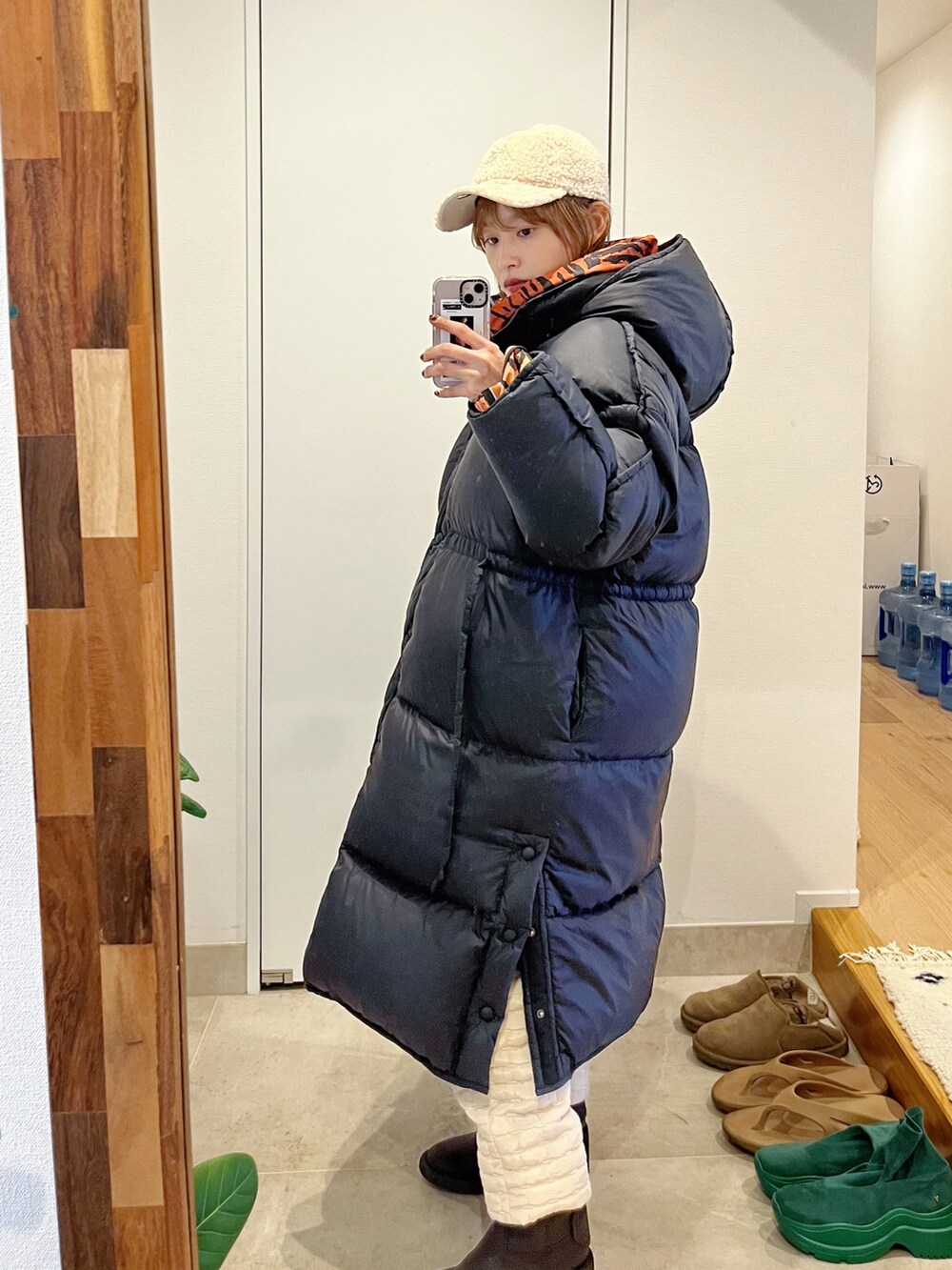 「初詣2022、高橋愛、154cm、NEW ERA、もこもこキャップ、ニューエラ、ショートヘア、金髪ショート、オニツカタイガー、Onitsuka Tiger、AcneStudios、アクネ、ダウンジャケット、perna、ストリート」｜「NEW ERAのアイテム（キャップ、ホワイト系）」を使った、高橋愛さん（レディース・154cm）の冬コーディネートの2枚目の写真