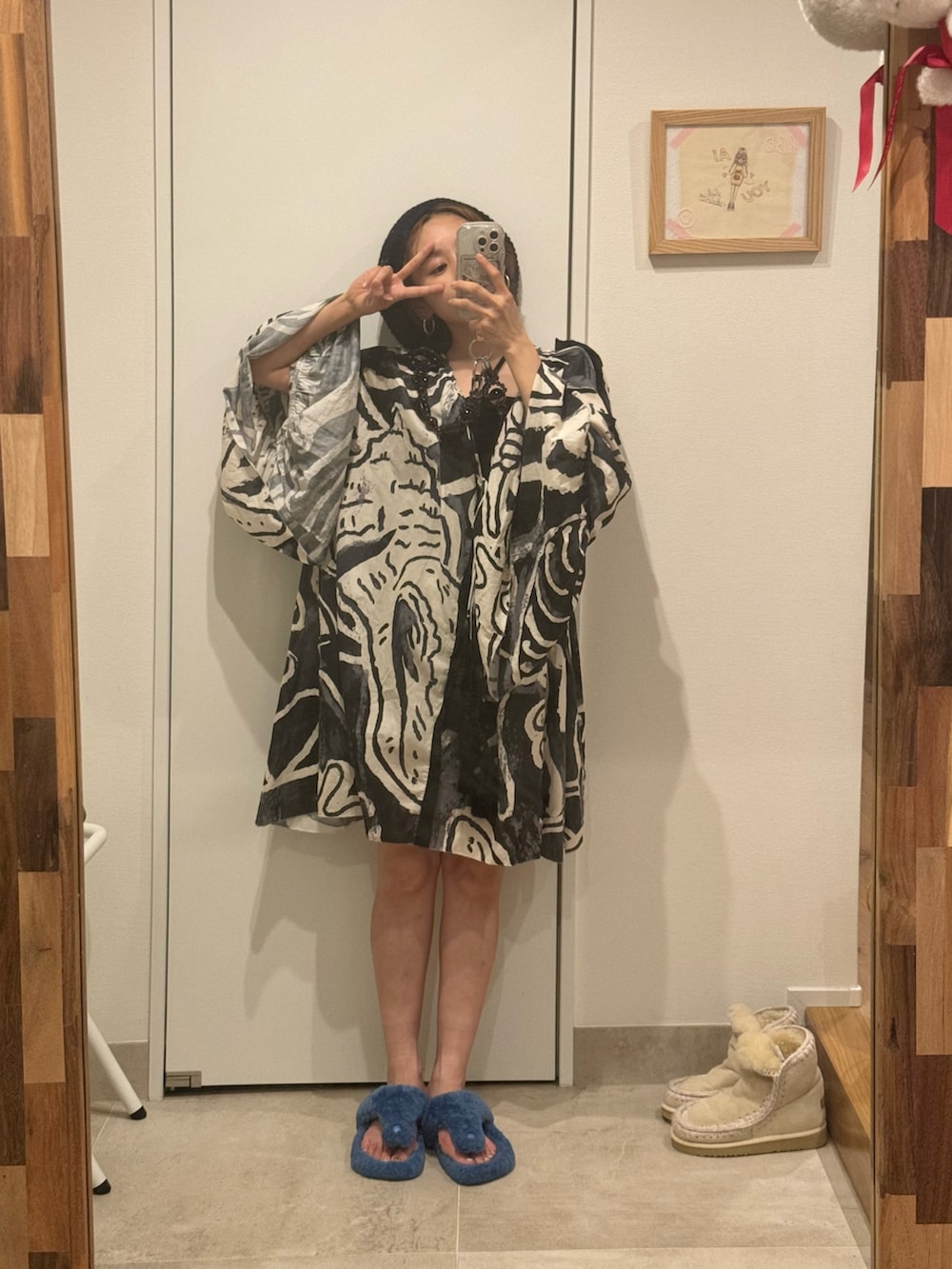 「夏だぜ、夏かよ、暑いよ、暑いの嫌い、ミニワンピ、H&M、A.P.C.、LOEWE、ベレー帽、夏でもベレー帽、Uhr、高橋愛、154cm」｜「H&Mのアイテム（ワンピース/ドレス、ブラック系）」を使った、高橋愛さん（レディース・154cm）の夏コーディネートの2枚目の写真