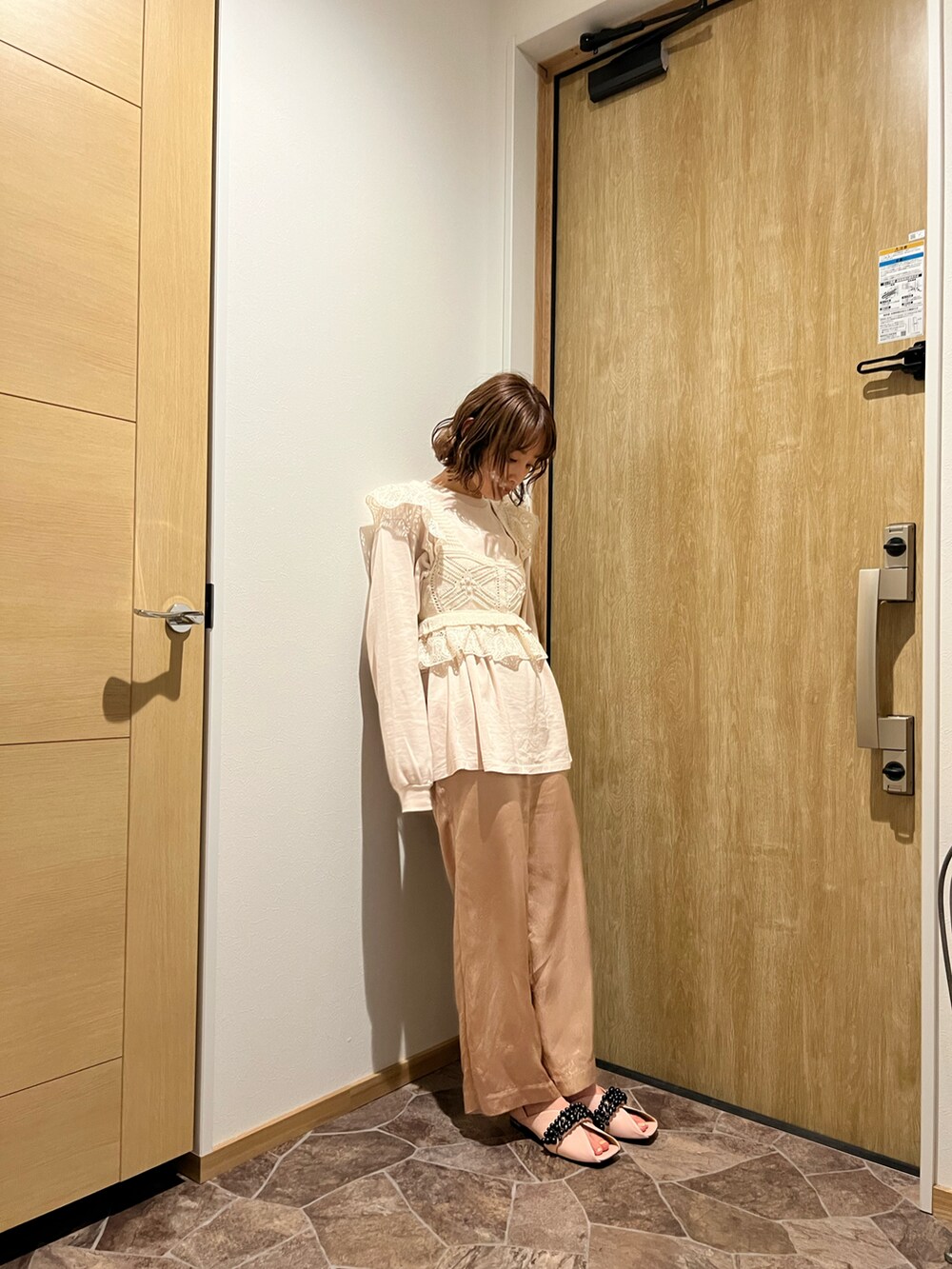 「シンプル、ゆるコーデ、ZARA、レイヤリング、レイヤードスタイル、ザラ、fukuu、ふくうコーデ、154cm、TOGA PULLA、ピンク」｜「ZARAのアイテム（ベスト、ホワイト系）」を使った、高橋愛さん（レディース・154cm）の春コーディネートの3枚目の写真