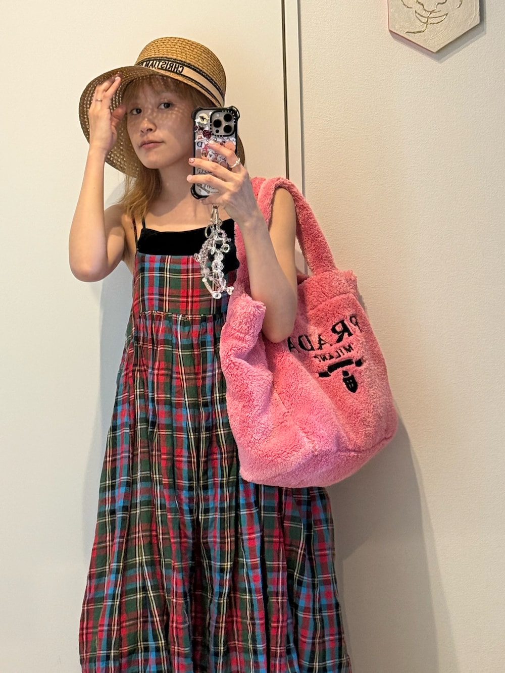 「夏ルックで気分アップ、GU、HOLIDAY、チェック、RIMOWA、christian dior、麦わら帽子」｜「HOLIDAYのCHECK LINEN VOLUME STRAP DRESS チェックリネンボリュームストラップドレス（ワンピース、その他）」を使った、高橋愛さん（レディース・154cm）の夏コーディネートの2枚目の写真