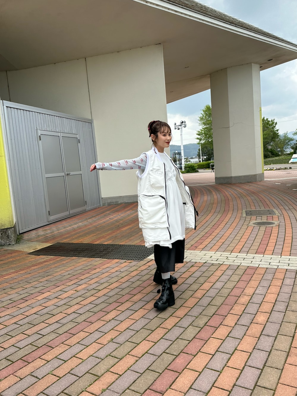 「カジュアルコーデ、初夏コーデ、大人カジュアル、高橋愛、坂井市エキサイト大使、坂井市、福井県、fukui、sakaai、Onitsuka Tiger、オニツカタイガー、reebok、Maison Margiela、maisonspecial、メゾンスペシャル」｜「Onitsuka TigerのWOMEN'S VEST / ウィメンズベスト（ベスト、ホワイト系）」を使った、高橋愛さん（レディース・154cm）の春コーディネートの3枚目の写真