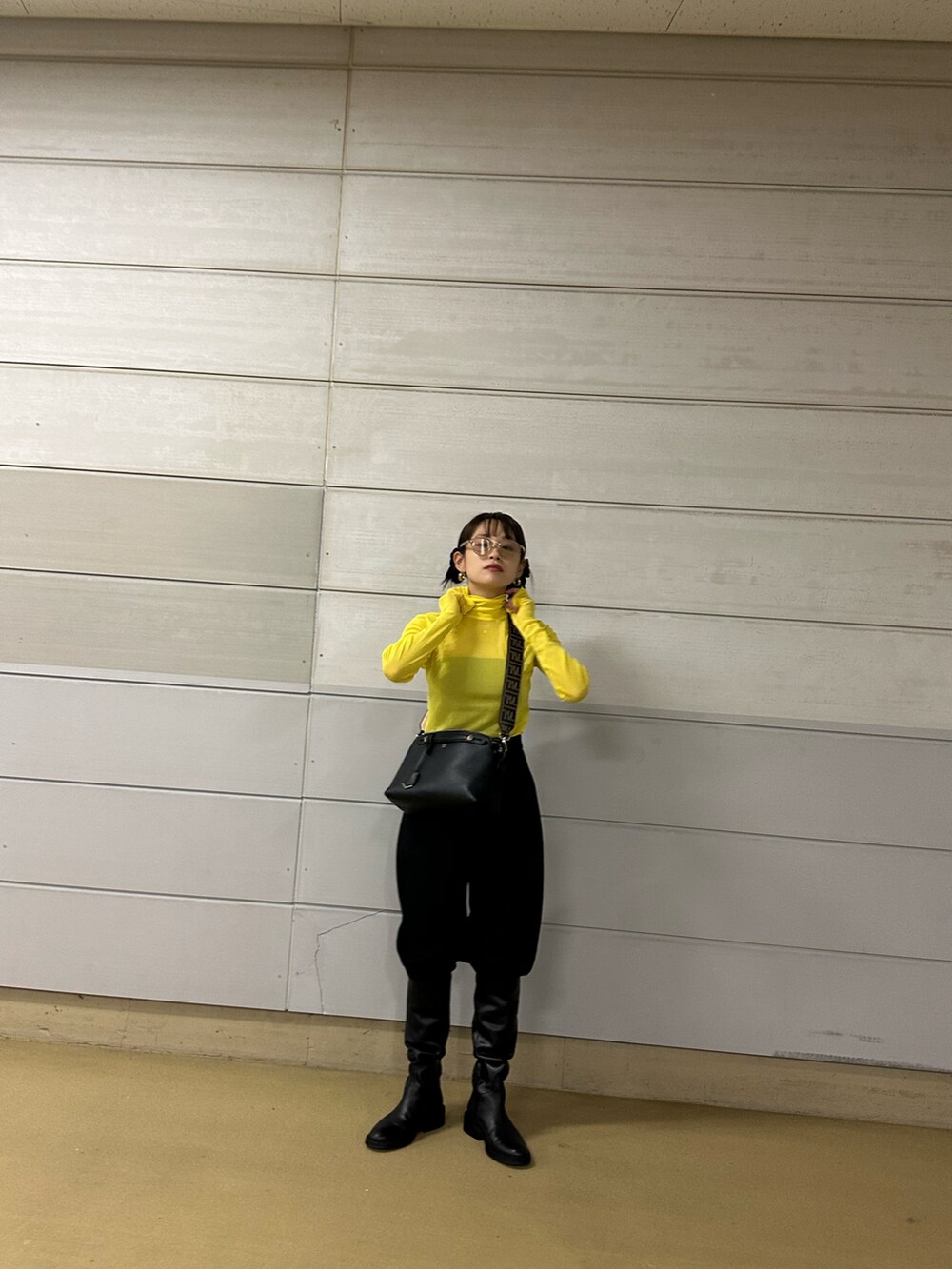 「きいろといえばわたし、高橋愛、154cm、maisonspecial、MAISON SPECIAL、メゾンスペシャル、秋服まるっと大公開、おでかけコーデ、秋のコーデ、ブーツイン、LOEWE、Maison Margiela、ロングブーツ、FENDI」｜「MAISON SPECIALのパワーメッシュトップ【MAISON SPECIAL/メゾンスペシャル】（Tシャツ/カットソー、イエロー系）」を使った、高橋愛さん（レディース・154cm）の秋コーディネートの3枚目の写真
