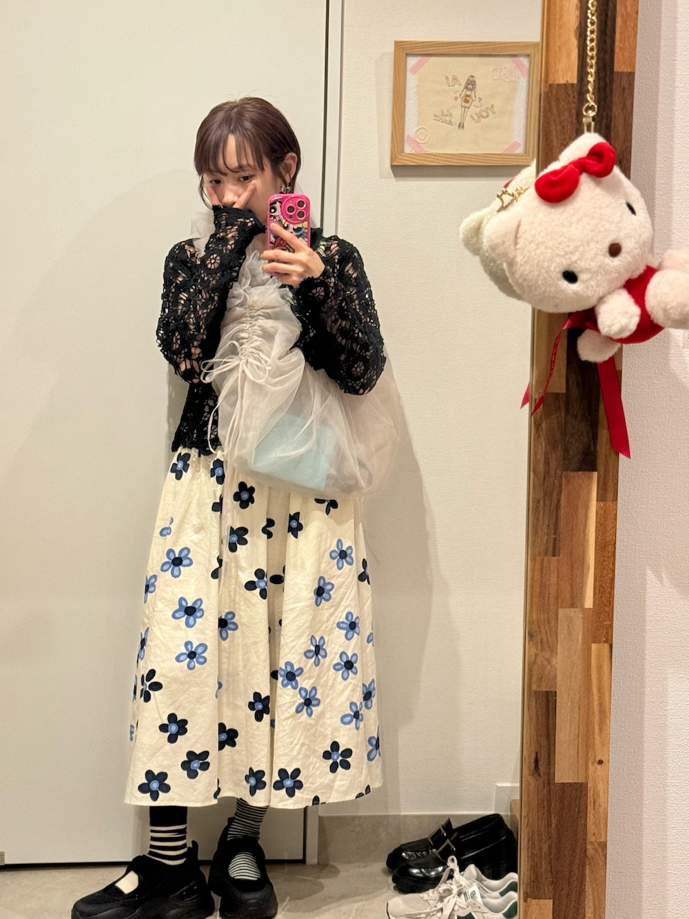 「UNIQLO、マリメッコ、marimekko、高橋愛、154cm、ラベルエチュード、J1U、la belle etude」｜「J1U by LA BELLE ETUDEのギャザーフリルチュールドロストバッグ（ショルダーバッグ、ホワイト系）」を使った、高橋愛さん（レディース・154cm）の春コーディネートの2枚目の写真