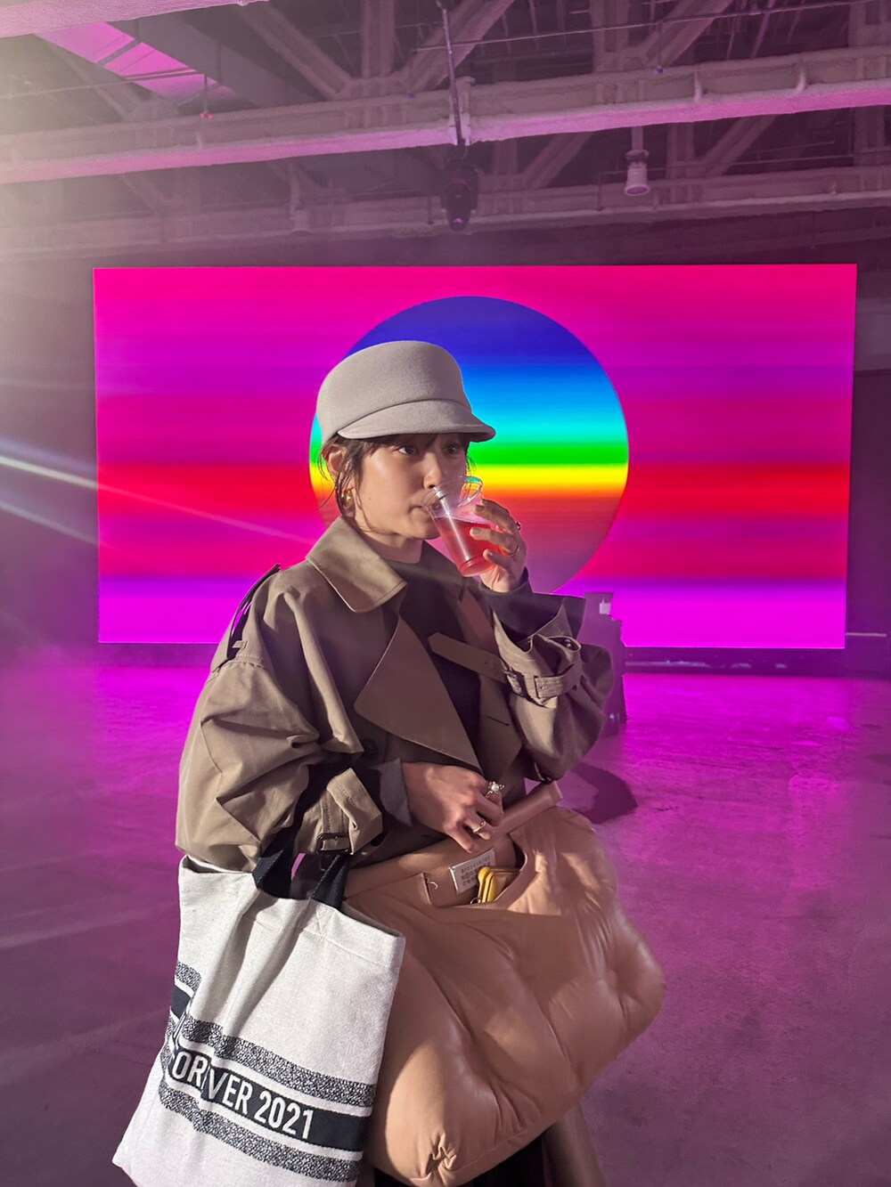 「オトナカジュアル、トレンチコート、beautiful people、bp、高橋愛、ノベルティ、Dior、エコバッグ、tabi、Maison Margiela、マルジェラ、マルジェラ足袋、足袋ブーツ、帽子」｜「Diorのアイテム（バッグ、その他）」を使った、高橋愛さん（レディース・154cm）の春コーディネートの3枚目の写真