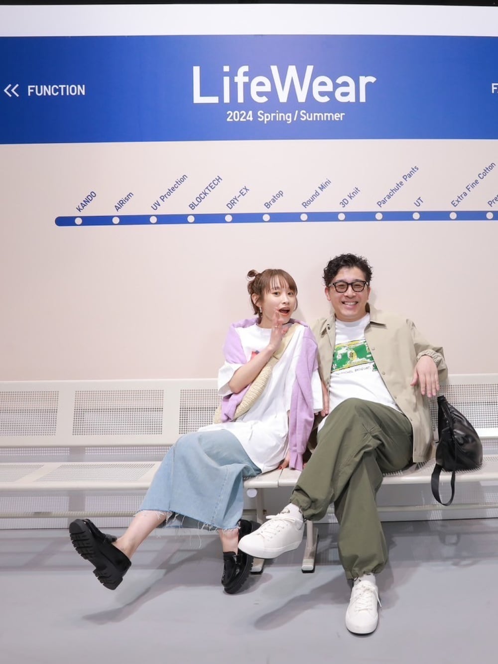 「UNIQLO、UNIQLO U、UNIQLO C、アンディーウォーホル、UT、ユーティー、ユニクロ、デニムスカート、ロングスカート、オーバーサイズ、スウェット、暖色コーデ、高橋愛、154cm」｜「UNIQLOのアイテム（Tシャツ/カットソー、ホワイト系）」を使った、高橋愛さん（レディース・154cm）の冬コーディネートの2枚目の写真