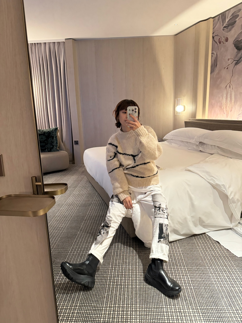 「ニット、ロンドンコーデ、LONDON、旅コーデ、ラボ旅、高橋愛、154cm、holiday、セットアップ、palomawool、パロマウール」｜「Paloma Woolの【PALOMA WOOL/パロマ ウール】PALMIRA クルーネックニット（ニット/セーター、ホワイト系）」を使った、高橋愛さん（レディース・154cm）の秋コーディネートの2枚目の写真
