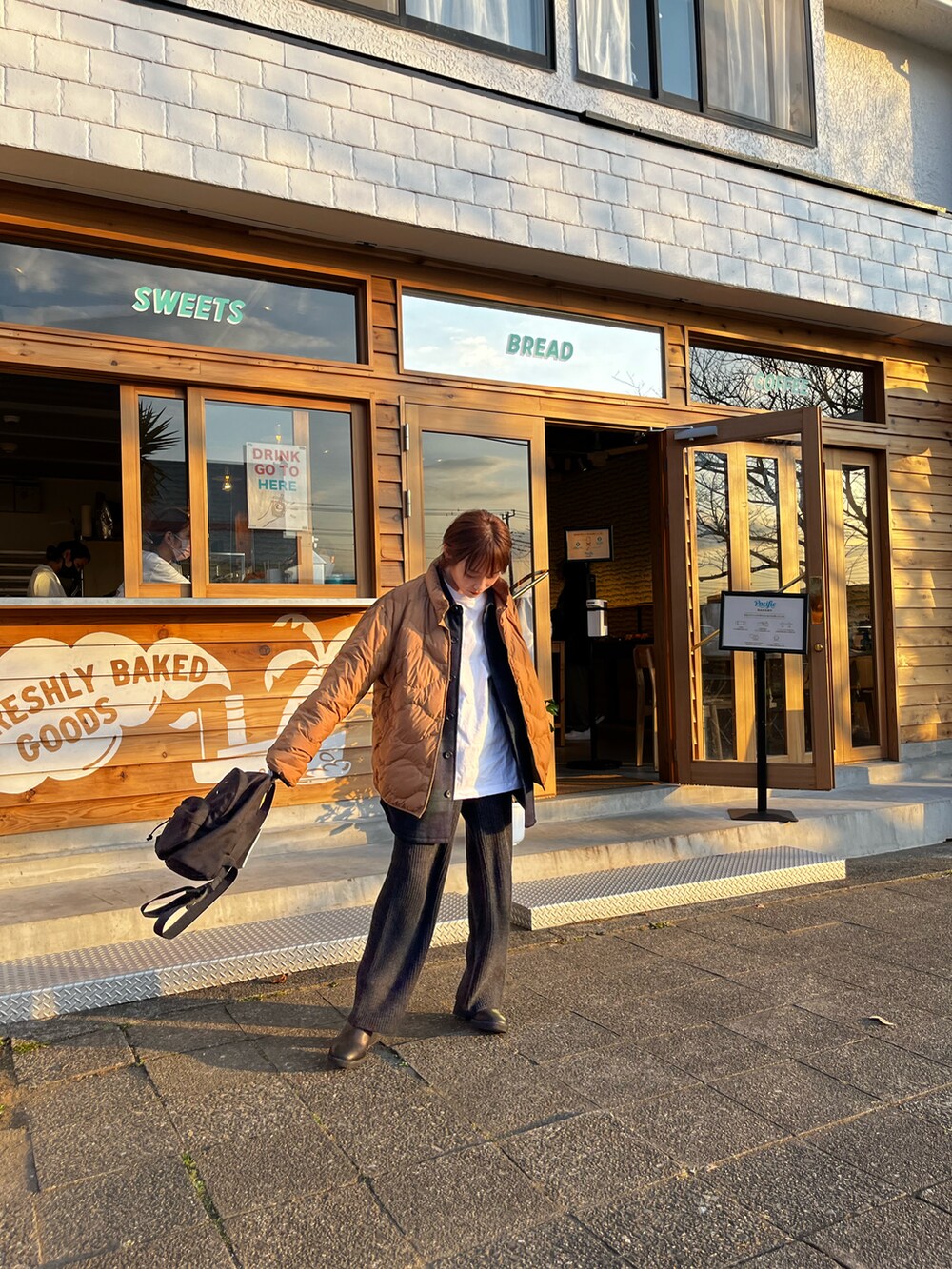 「ボーイッシュ、ストリート、MM6、pacific bakery、UNIQLO、ユニセックス、メンズ、154cm、高橋愛、ロンT、リサイクルニット、fukuu、ふくうコーデ、リブニット、ニットパンツ」｜「UNIQLOのアイテム（ダウンジャケット/コート、ブラウン系）」を使った、高橋愛さん（レディース・154cm）の秋コーディネートの4枚目の写真