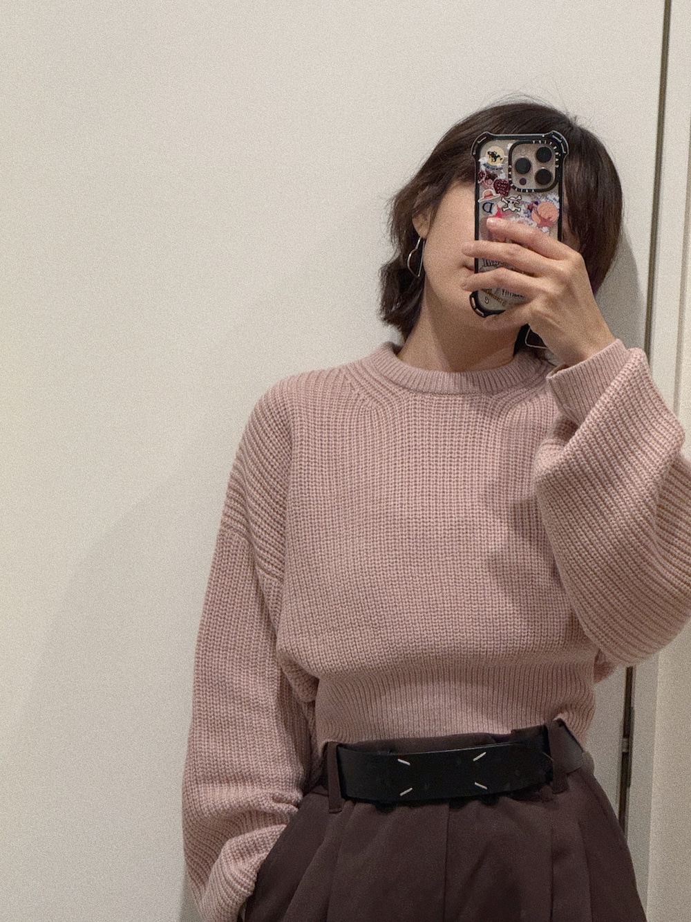 「ショート丈ニット、ショート丈、ショート丈トップス、PoFF、POFF、ポーフ、ポフ、勝田里奈、りなぷ、154cm、高橋愛、M to R、ピンクBBA」｜「M TO Rの［PANTS］【SUSTAINABLE】DOUBLETUCK WIDE PANTS（その他パンツ、ブラウン系）」を使った、高橋愛さん（レディース・154cm）の秋コーディネートの2枚目の写真