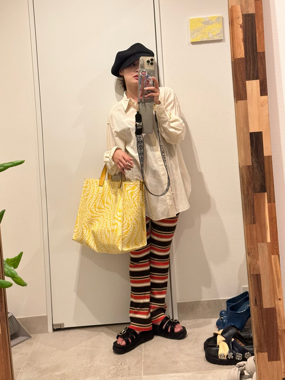 「ボーダー、ニットパンツ、FENDI、きいろといえばわたし、SHAKA、BEAMS、bming、ビーミングbyビームス、高橋愛、154cm、キャスケット、メッシュ素材、メッシュキャスケット、メッシュ帽子、beautiful people」｜「FENDIのアイテム（バッグ、イエロー系）」を使った、高橋愛さん（レディース・154cm）の夏コーディネートの2枚目の写真