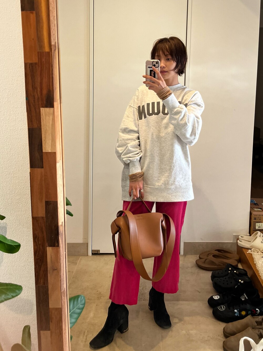「フリークスストア、freada、フリーダ、高橋愛、154cm、ピンク、BEAMS、スウェット、mulberry」｜「BEAMSのアイテム（スウェット、グレー系）」を使った、高橋愛さん（レディース・154cm）の冬コーディネートの2枚目の写真