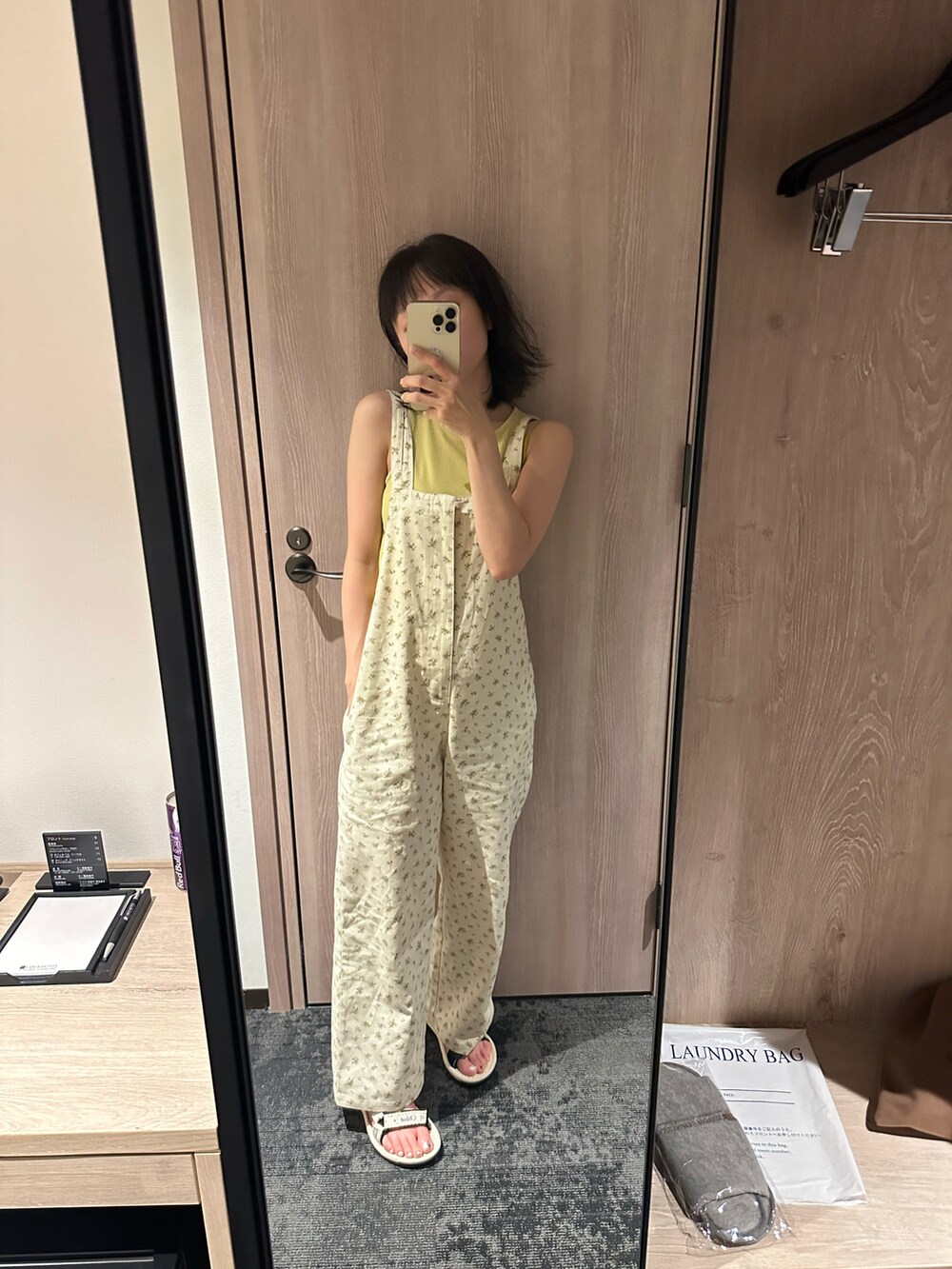 「ジュメロ、jumelle、オーバーオール、小花柄、サロペット、高橋愛、154cm、楽チンコーデ」｜「jumelleの小花柄ワークオールインワン（サロペット/オーバーオール、ベージュ系）」を使った、高橋愛さん（レディース・154cm）の夏コーディネートの3枚目の写真