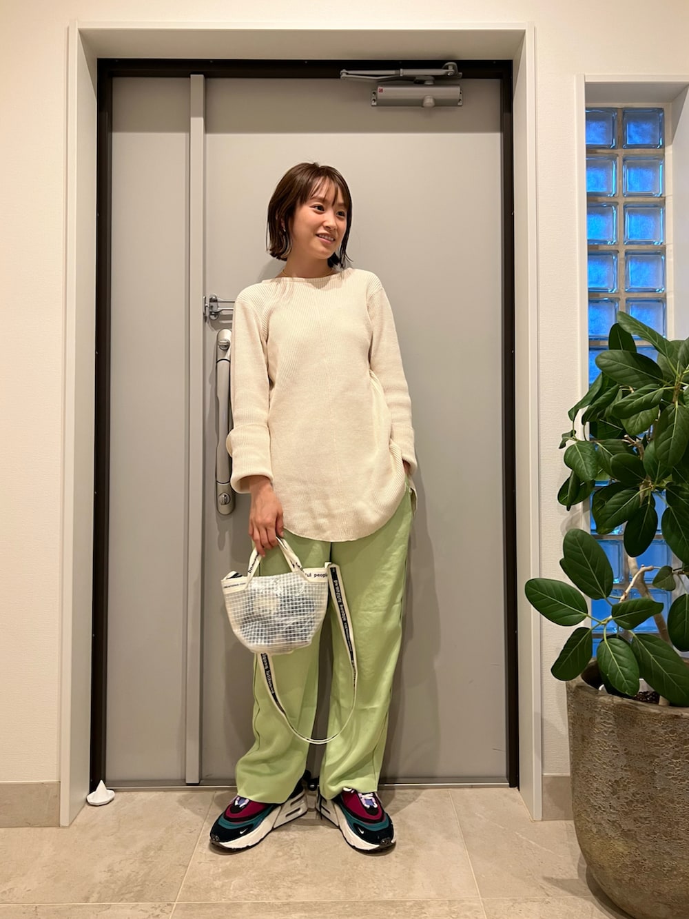 「シンプルコーデ、オトナカジュアル、夏、パンツスタイル、ミニバッグ、きれいめカジュアル、テロテロ、テロテロパンツ、ミントグリーン、ピスタチオ、ROKU、6、高橋愛、サーマル、背中見せ」｜「little $uzieのアイテム（Tシャツ/カットソー、ホワイト系）」を使った、高橋愛さん（レディース・154cm）の春コーディネートの2枚目の写真