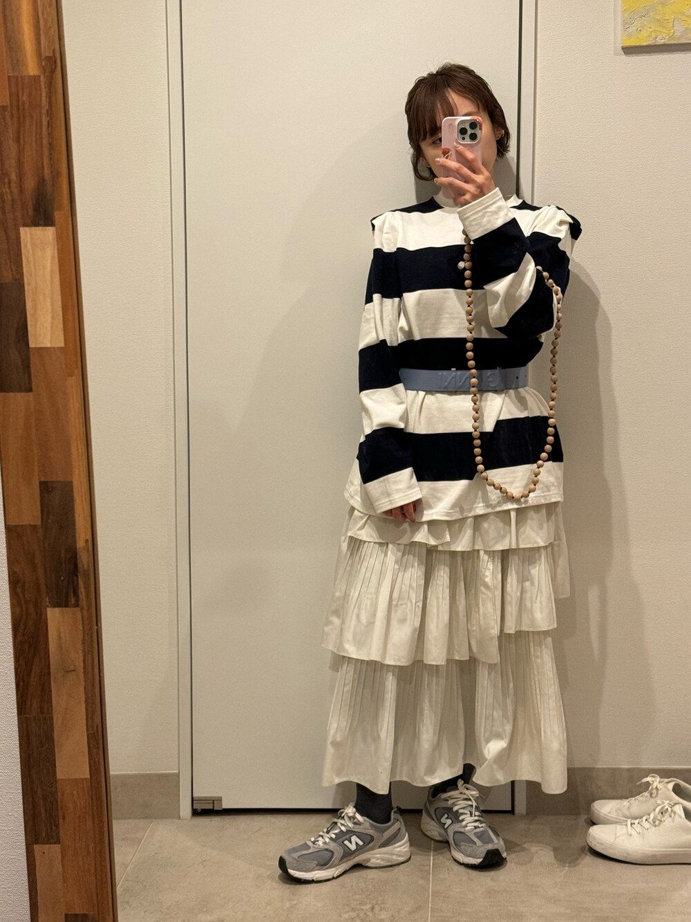 「ボーダー、パワーショルダー、フィーニー、PHEENY、段々フリル、ELENDEEK、スニーカー、スニーカー合わせ、高橋愛、154cm」｜「PHEENYのアイテム（トップス、ブルー系）」を使った、高橋愛さん（レディース・154cm）の冬コーディネートの2枚目の写真