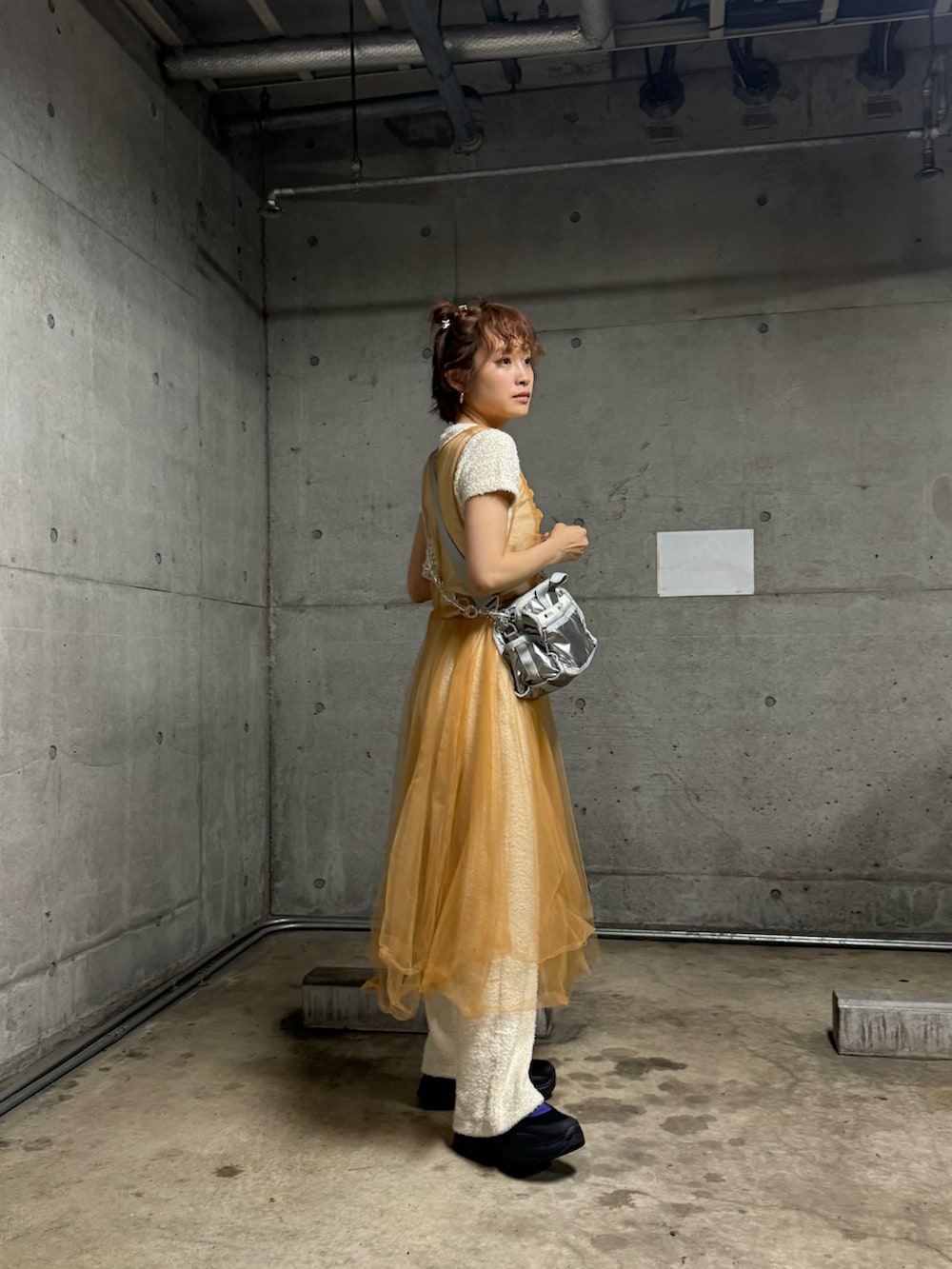 「レイヤリング、レイヤードスタイル、KBF、ケービーエフ(KBF)、kbf_ai、154cm、高橋愛コラボ、stylemixer、スタミキ、ZARA、パイル地、レスポートサック」｜「KBFの『高橋愛×KBF』フリルSETチュールワンピース（ワンピース、オレンジ系）」を使った、高橋愛さん（レディース・154cm）の夏コーディネートの3枚目の写真