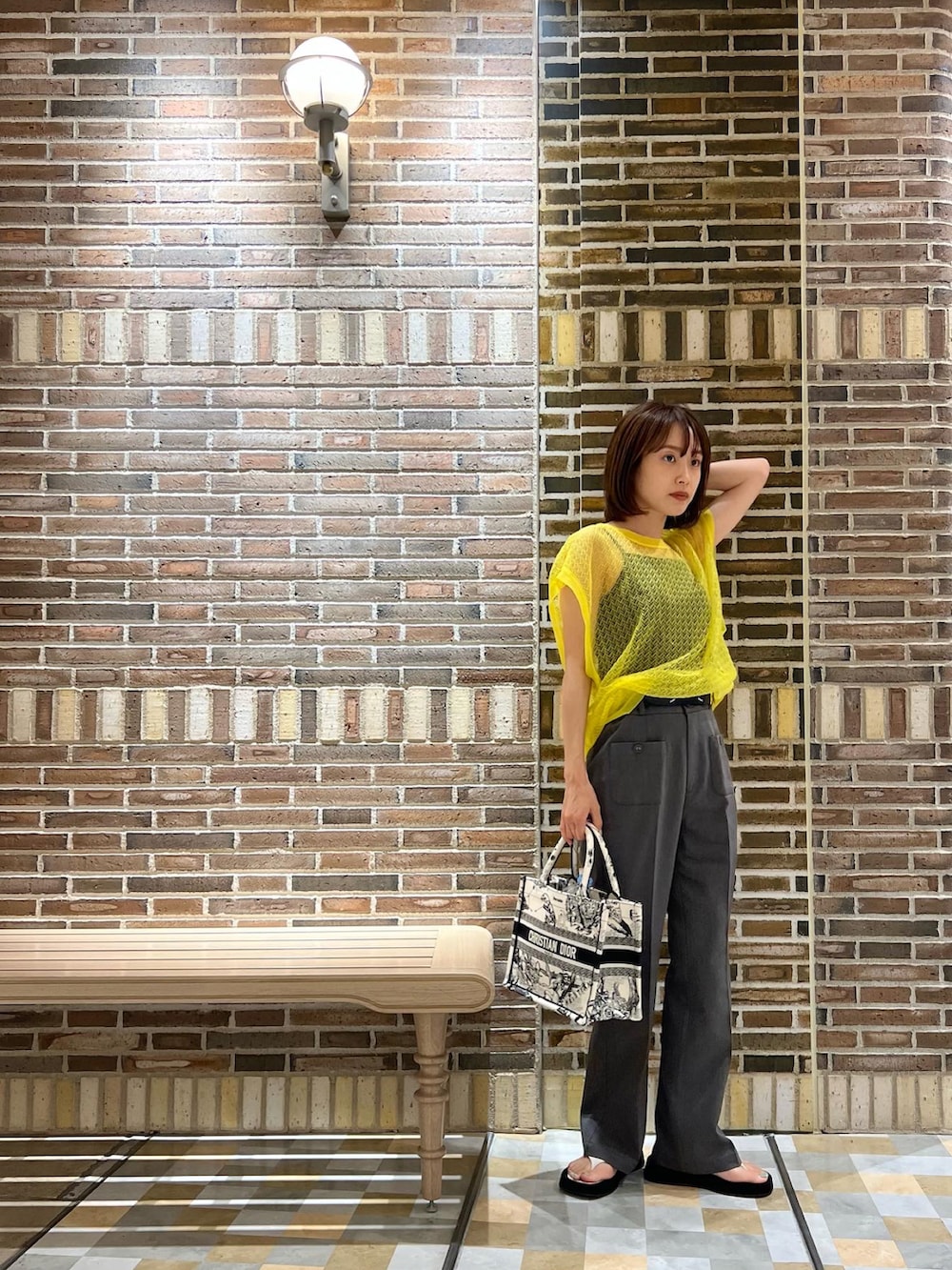 「vis-‵a-vis、ビザビ、高橋愛、高橋愛コラボ、きいろといえばわたし、154cm、therow、The Row、グレー、ビーサン、Dior、ブックトート」｜「vis-`a-visの【WEB限定】【高橋愛コラボ】【洗える】ハイウエストフレアパンツ（スラックス、グレー系）」を使った、高橋愛さん（レディース・154cm）の夏コーディネートの2枚目の写真