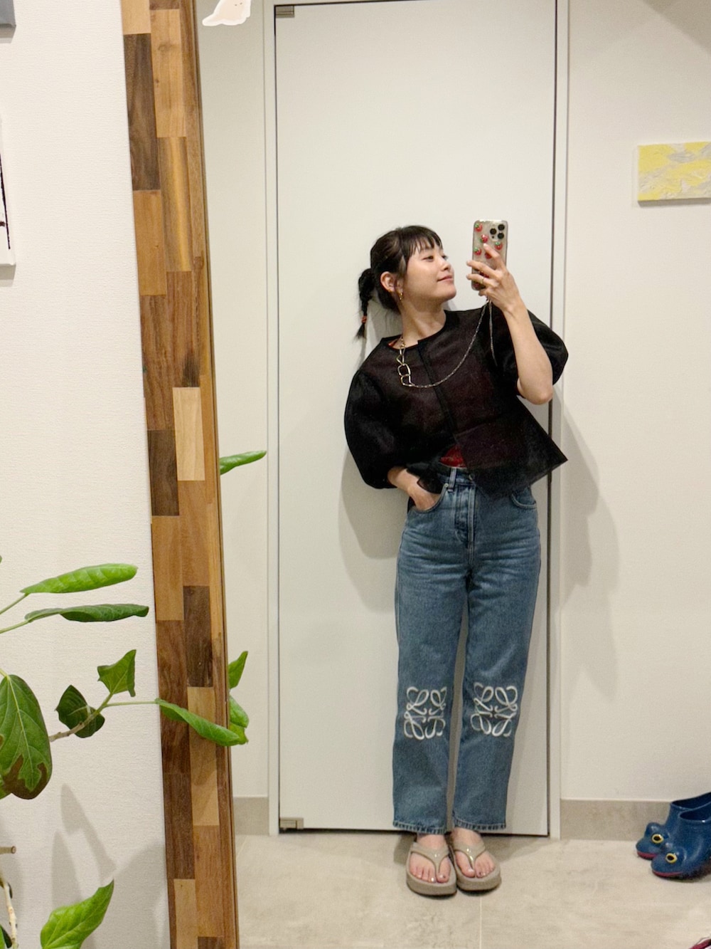 「OOFOS、oofos、ウーフォス、高橋愛、シースルー、アツいコーデ全部見せ、夏コーデ、デニム、LOEWE、ロエベ、ショート丈トップス、UNIQLO」｜「LOEWEのアイテム（デニムパンツ、ブルー系）」を使った、高橋愛さん（レディース・154cm）の夏コーディネートの2枚目の写真