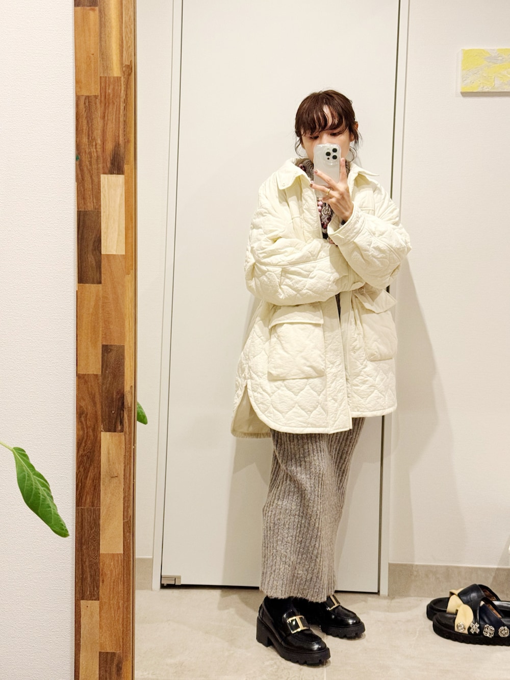 「ニットワンピース、wonen、高橋愛、154cm、FREAK’Ｓ STORE、軽めのアウター、ファッションを楽しもう、秋のコーデ、オトナカジュアル、Tods、トッズ」｜「FREAK'S STOREのワッシャーキルトスタンドコート（ミリタリージャケット、ホワイト系）」を使った、高橋愛さん（レディース・154cm）の秋コーディネートの2枚目の写真