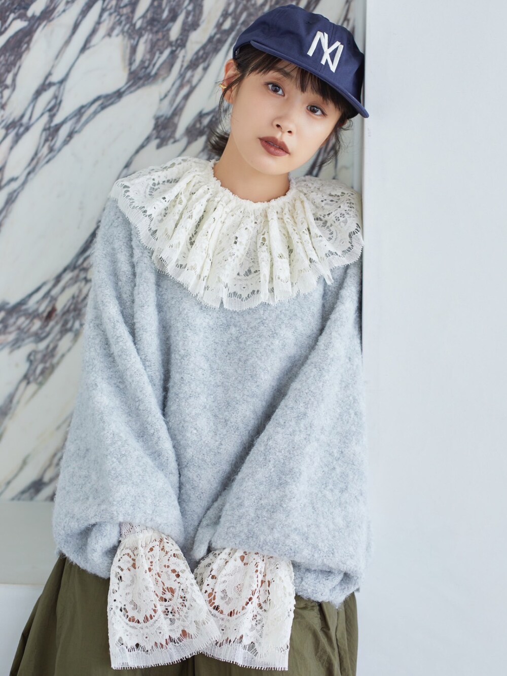 「ラグシー愛、アメリカンラグシー、AMERICAN RAG CIE、ニット、レイヤリング、高橋愛、154cm」｜「AMERICAN RAG CIEの【高橋愛さんコラボ】ブークレショートニットプルオーバー（ニット/セーター、グレー系）」を使った、高橋愛さん（レディース・154cm）の秋コーディネートの2枚目の写真
