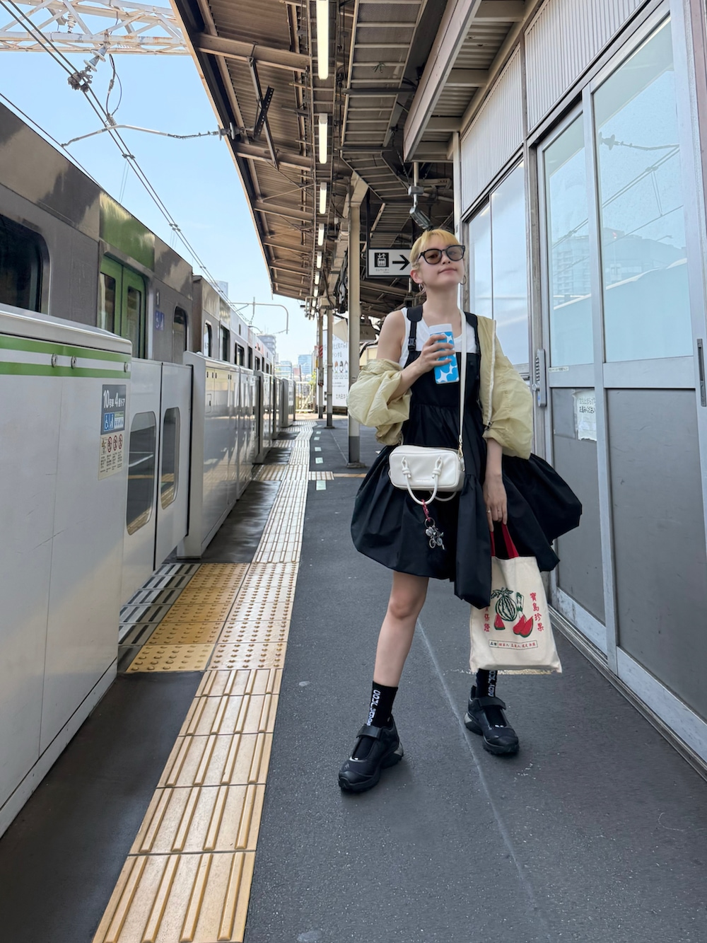 「セシリーバンセン、ceciliebahnsen、ミニワンピ、THE NORTH FACE、MM6、ソックス、クレージュ」｜「CECILIE BAHNSENのアイテム（ワンピース/ドレス、ブラック系）」を使った、高橋愛さん（レディース・154cm）の夏コーディネートの2枚目の写真