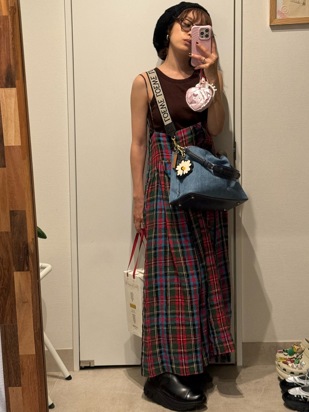 「赤チェック、holiday、ホリディ、ホリデー、ロングスカート、UNIQLO、茶色、🤎、高橋愛、154cm、MBT、サイドゴアブーツ」｜「HOLIDAYのCHECK LINEN VOLUME STRAP DRESS チェックリネンボリュームストラップドレス（ワンピース、その他）」を使った、高橋愛さん（レディース・154cm）の夏コーディネートの2枚目の写真