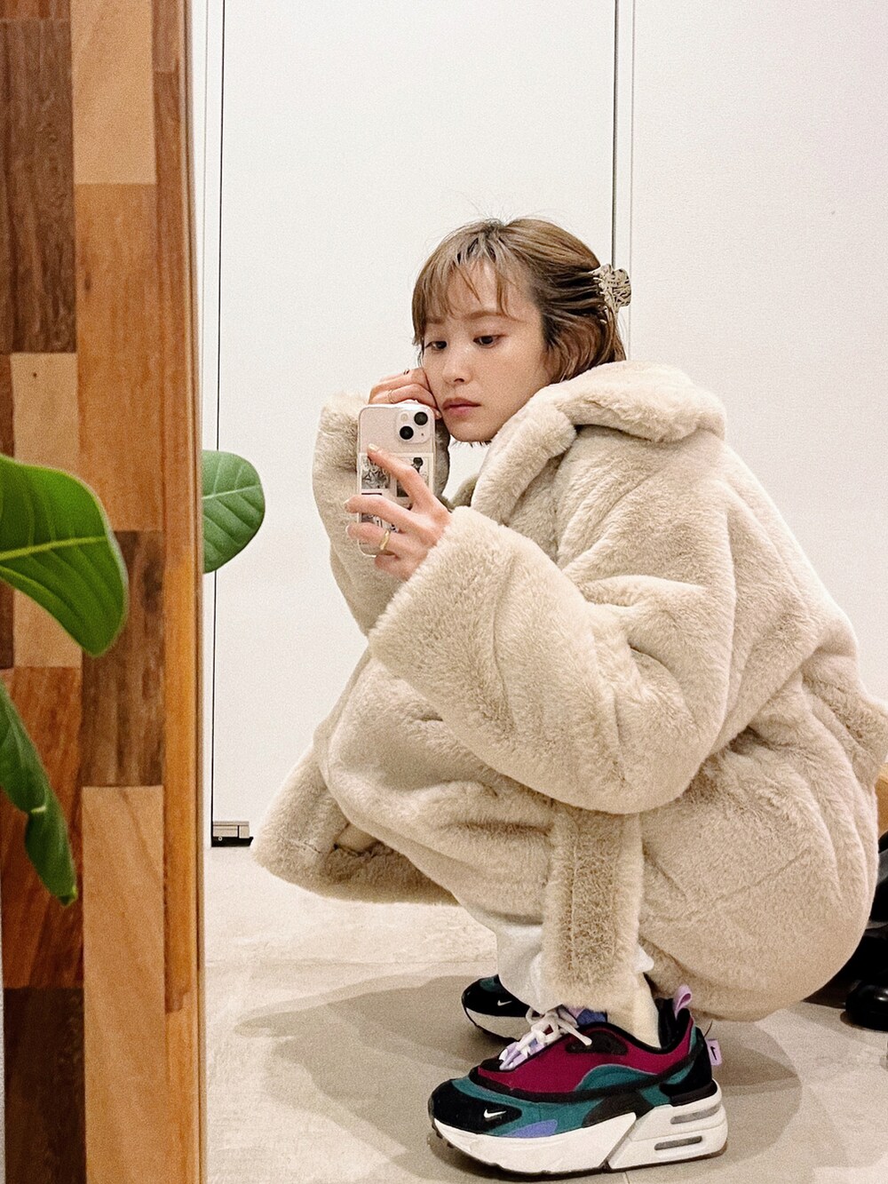 「オトナカジュアル、シンプルコーデ、カジュアルコーデ、ベージュ、セットアップ、ローラ、studior330、高橋愛、ファーコート、ロングコート、スウェット、スウェットパンツ」｜「studior330のアイテム（ジャケット/アウター、ベージュ系）」を使った、高橋愛さん（レディース・154cm）の冬コーディネートの2枚目の写真