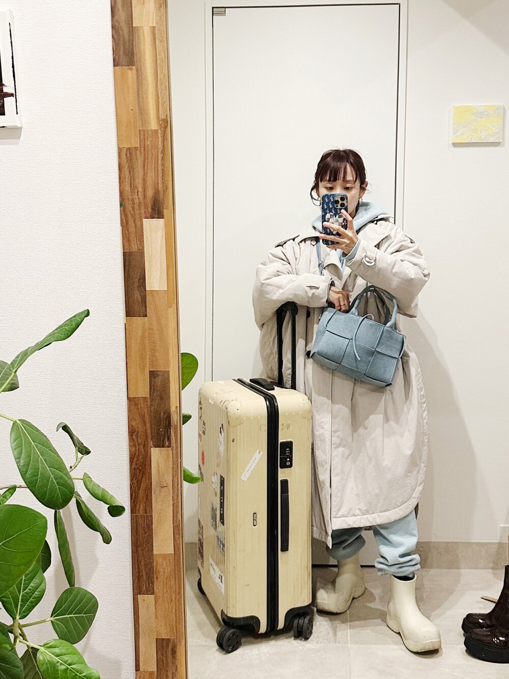 「みずいろ、水色、154cm、高橋愛、セットアップ、スウェット、PAMEO POSE、レインブーツ、パドルブーツ、BOTTEGA VENETA、デニム」｜「kapok knotのアイテム（ジャケット/アウター、ホワイト系）」を使った、高橋愛さん（レディース・154cm）の冬コーディネートの2枚目の写真