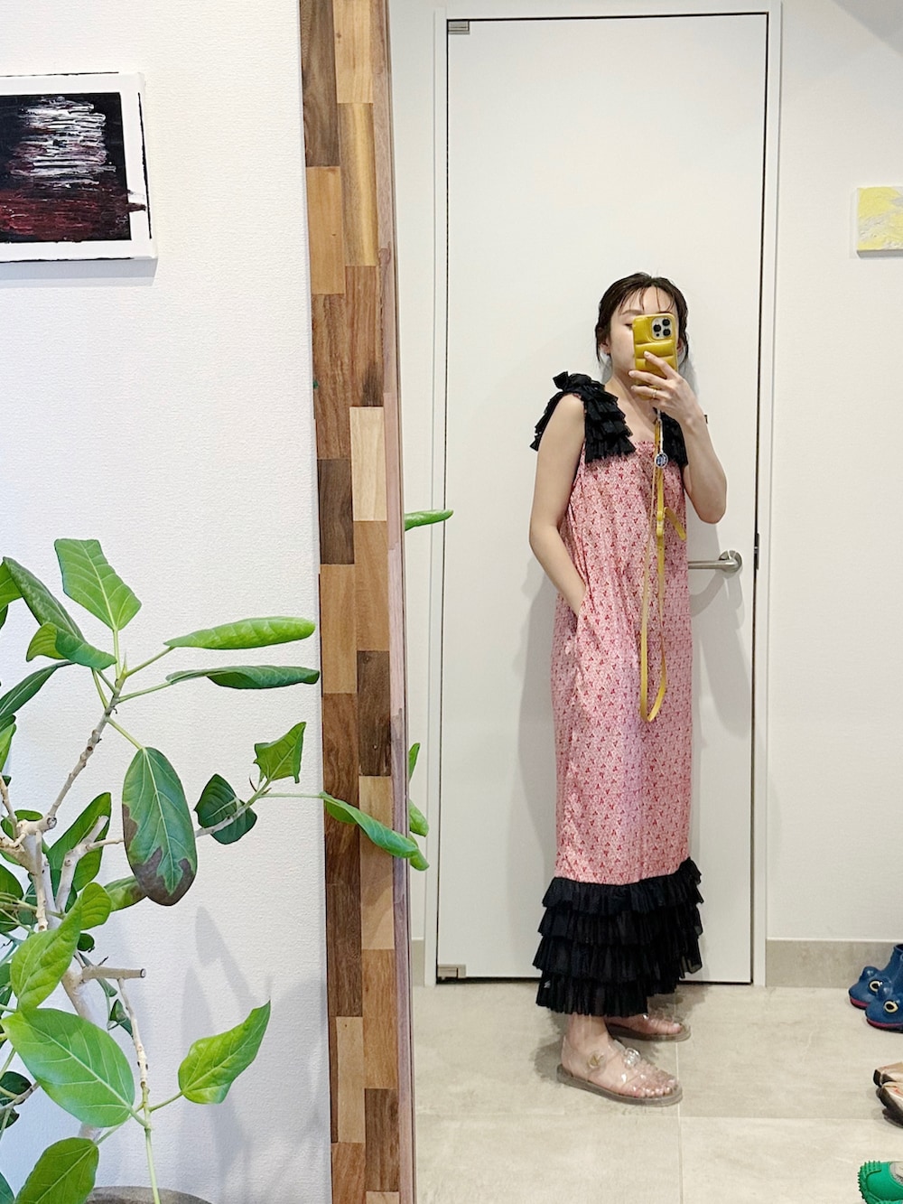 「FUMIE=TANAKA、Ray BEAMS、ビームス別注、154cm、高橋愛、フリル、赤いワンピース、アツいコーデ全部見せ」｜「FUMIE TANAKAのアイテム（ワンピース/ドレス、レッド系）」を使った、高橋愛さん（レディース・154cm）の夏コーディネートの2枚目の写真