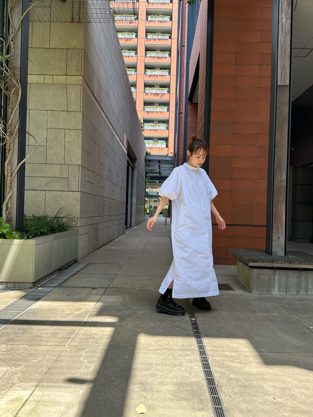 「Dr.Martens、サイドゴアブーツ、サイドゴア、高橋愛、154cm、ラブアンドピース2023、お出かけコーデ日記、夏コーデ、高橋愛コラボ」｜「haco!の【高橋愛さんコラボ】動くたびに自分にも相手にもエールを！袖の先まで愛が詰まったONE-PIECE by LOVE&PEACE PROJECT（ワンピース、ホワイト系）」を使った、高橋愛さん（レディース・154cm）の春コーディネートの3枚目の写真