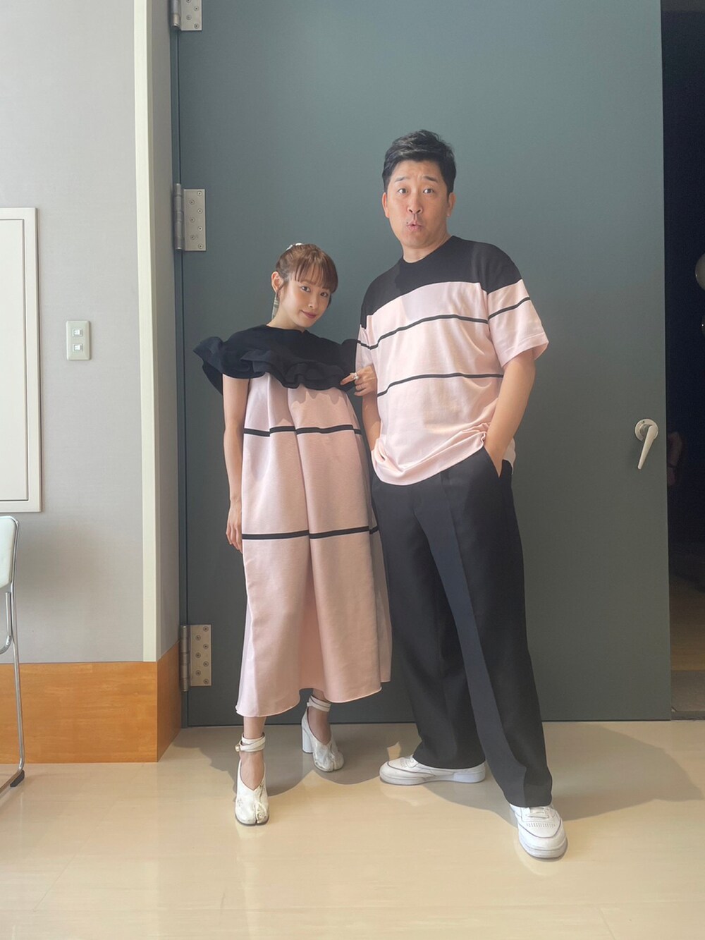「CFCL、ペアルック、リンクコーデ、お揃いコーデ、ボーダー、pink、ピンク、高橋愛、あべこうじ、154cm、Maison Margiela」｜「CFCLのアイテム（ワンピース/ドレス、ピンク系）」を使った、高橋愛さん（レディース・154cm）の夏コーディネートの2枚目の写真