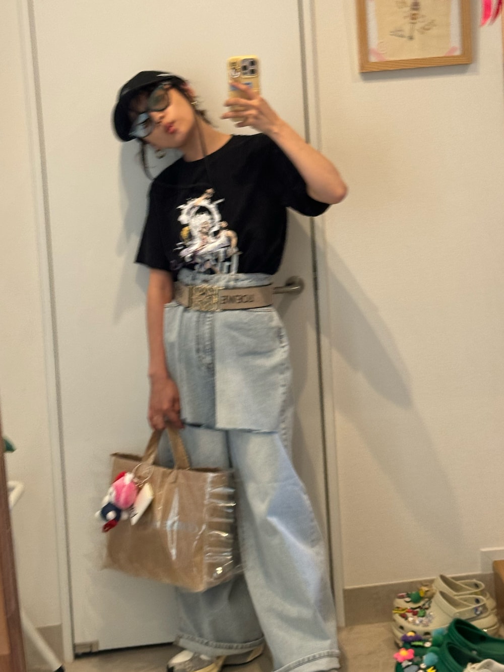 「Tシャツ、Tシャツ×デニム、UNIQLO、UT、ルフィ、高橋愛、154cm、kidsTee、デニム、honeymihoney、ハニーミーハニー、LOEWE、スニーカー」｜「UNIQLOのアイテム（Tシャツ/カットソー、ブラック系）」を使った、高橋愛さん（レディース・154cm）の夏コーディネートの2枚目の写真