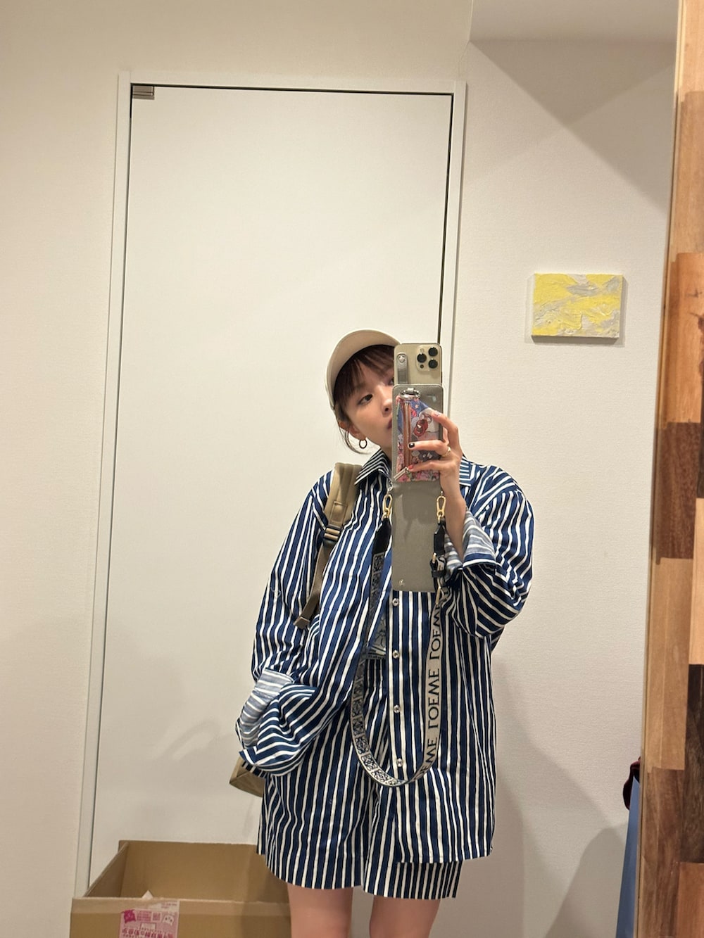 「マリメッコ、marimekko、セットアップ、ストライプシャツ、ショートパンツ、Aeta、AULAREE、高橋愛、154cm」｜「marimekkoの【kioski】Jokapoika / 2017 shirt（シャツ/ブラウス、ブルー系）」を使った、高橋愛さん（レディース・154cm）の夏コーディネートの2枚目の写真