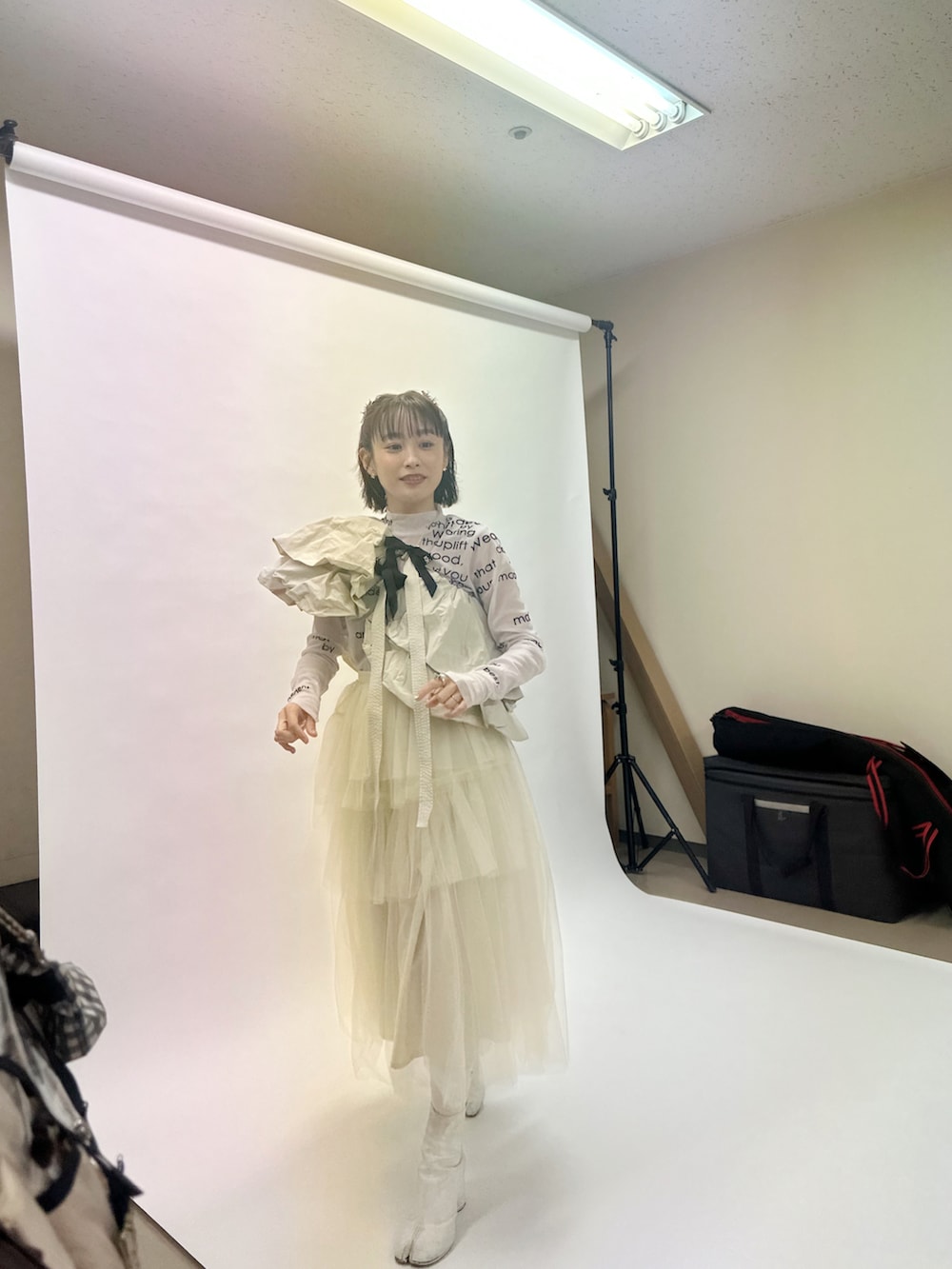 「秋のコーデ、MAISON SPECIAL、メゾンスペシャル、メゾスペ、154cm、高橋愛、ChikaKisada、チカキサダ」｜「MAISON SPECIALのマルチウェイバルーンフリルスリーブ【MAISON SPECIAL/メゾンスペシャル】（その他トップス、ホワイト系）」を使った、高橋愛さん（レディース・154cm）の秋コーディネートの2枚目の写真