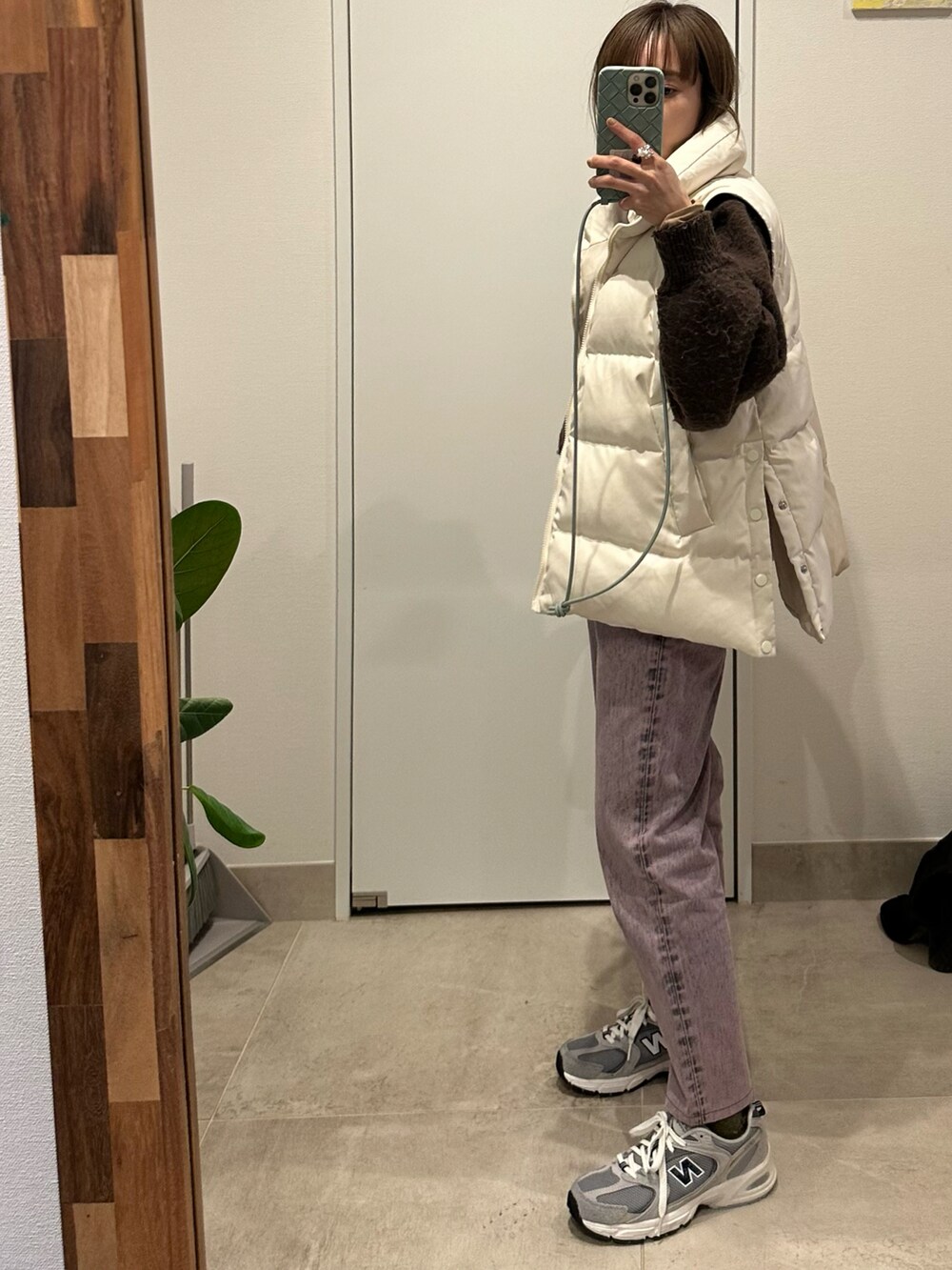 「春コーデ、大人カジュアル、パンツスタイル、高橋愛、e.m.、イーエム、イーエム(e.m.)、154cm、ダウンベスト、ピンクデニム、THROW by SLY、デニム」｜「titivateのﾚｰｽ襟付きﾆｯﾄﾌﾟﾙｵｰﾊﾞｰ（ニット/セーター、グレー系）」を使った、高橋愛さん（レディース・154cm）の冬コーディネートの2枚目の写真