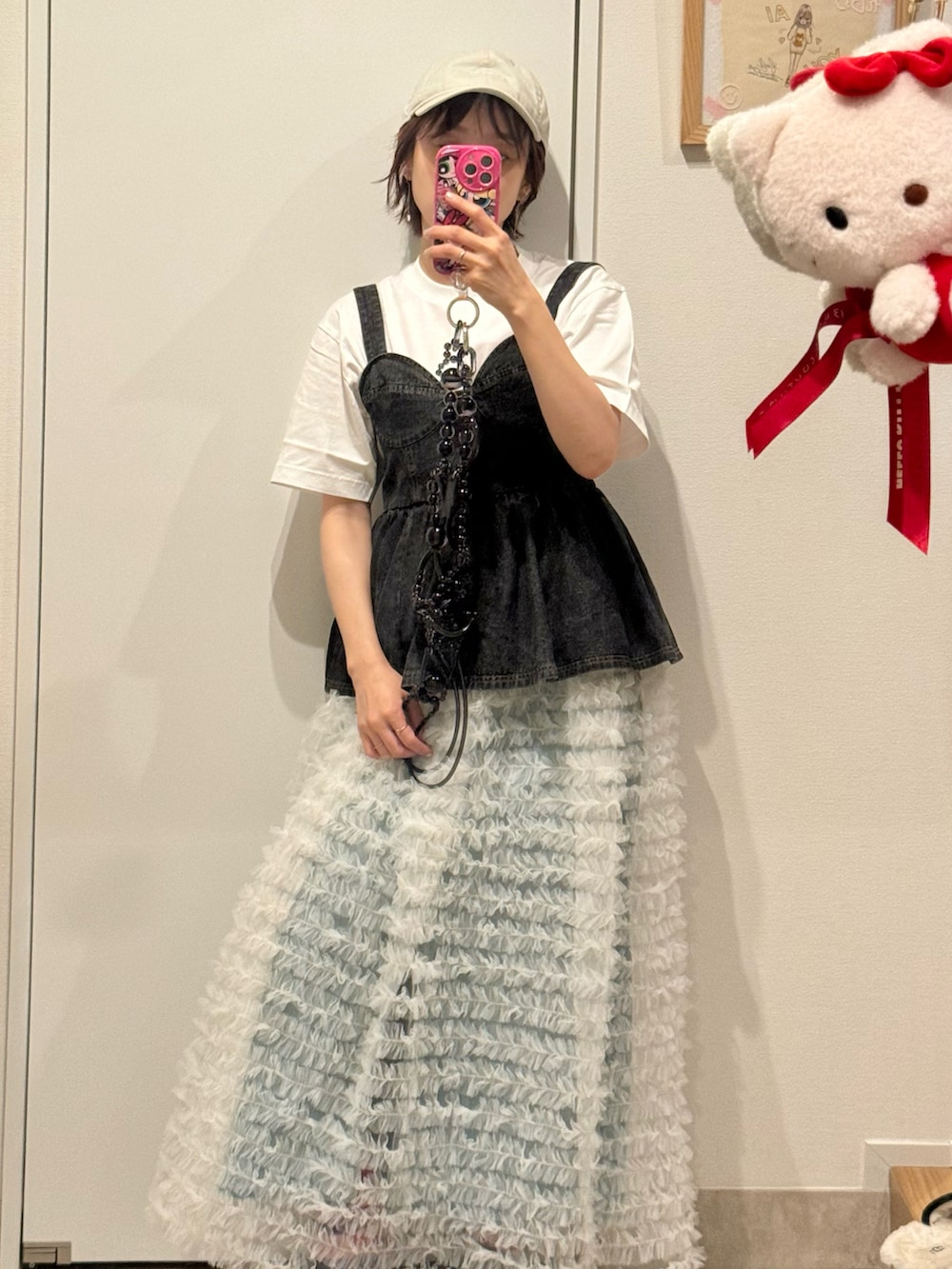「チュールスカート、デニム合わせ、ブラックデニム、ビスチェ、Tシャツ、名探偵コナン、UT、高橋愛、154cm」｜「HONEY MI HONEYのアイテム（スカート、ホワイト系）」を使った、高橋愛さん（レディース・154cm）の春コーディネートの2枚目の写真