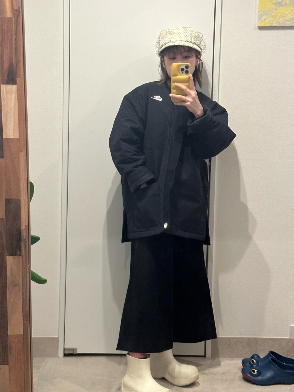 「シンプル、レインブーツ、パドルブーツ、高橋愛、154cm、mamekurogouchi、NIKE、GD、G-DRAGON、peaceminusone、ピースマイナスワン、オールブラック、モノトーンコーデ」｜「NIKEのアイテム（ジャケット/アウター、ブラック系）」を使った、高橋愛さん（レディース・154cm）の春コーディネートの2枚目の写真