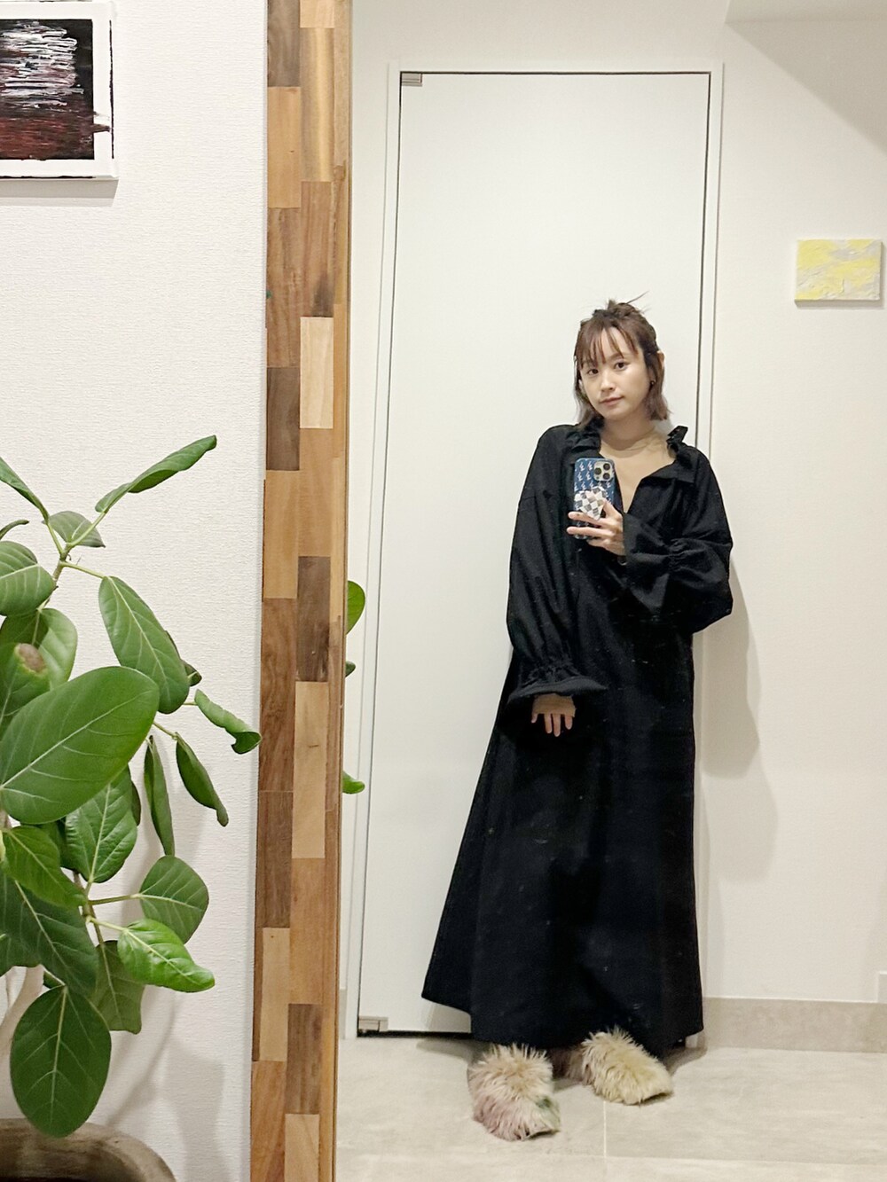 「大人カジュアル、大人かわいい、冬のコーデ、ゆるコーデ、高橋愛、154cm、ロング丈、fukuu、ふくうコーデ、ブラックコーデ、モンスター、もこもこ」｜「fukuuのリサイクルポリエステル100% 2way 大人ワンピース（ワンピース、ブラック系）」を使った、高橋愛さん（レディース・154cm）の冬コーディネートの2枚目の写真