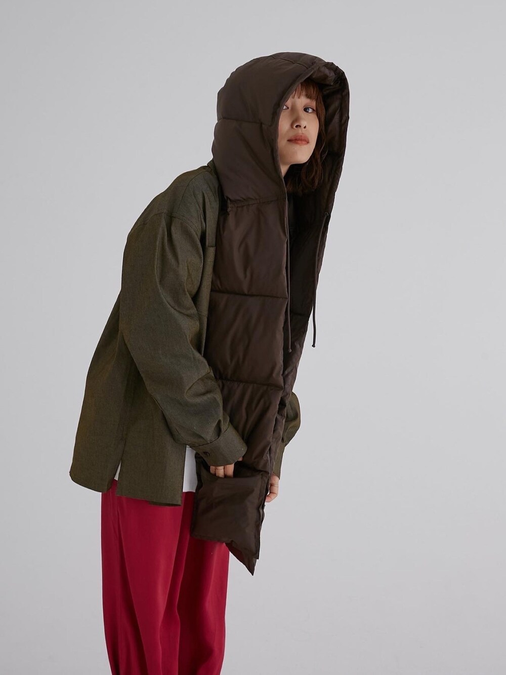 「WEARハロウィン2022、秋服、秋コーデ、カジュアル、シンプルコーデ、フード付きマフラー、高橋愛、ふくうコーデ、154cm、pink、khaki、BROWN」｜「fukuuのポケットつき フードマフラー（マフラー、ブラウン系）」を使った、高橋愛さん（レディース・154cm）の秋コーディネートの2枚目の写真