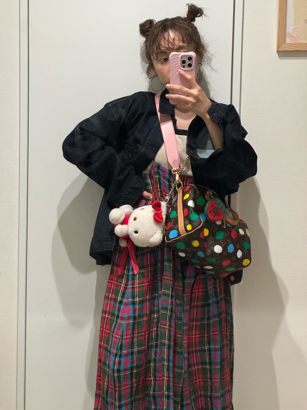 「デニム×チェック、デニムとチェック、holiday、チェックスカート、高橋愛、154cm、To b. by agnes b.、デニムジャケット、デニム、MBT、サイドゴアブーツ」｜「To b. by agnes b.のWW47 To b. by agnes b. x RED CARD TOKYO オーバーサイズデニムジャケット（デニムジャケット、ブルー系）」を使った、高橋愛さん（レディース・154cm）の夏コーディネートの2枚目の写真