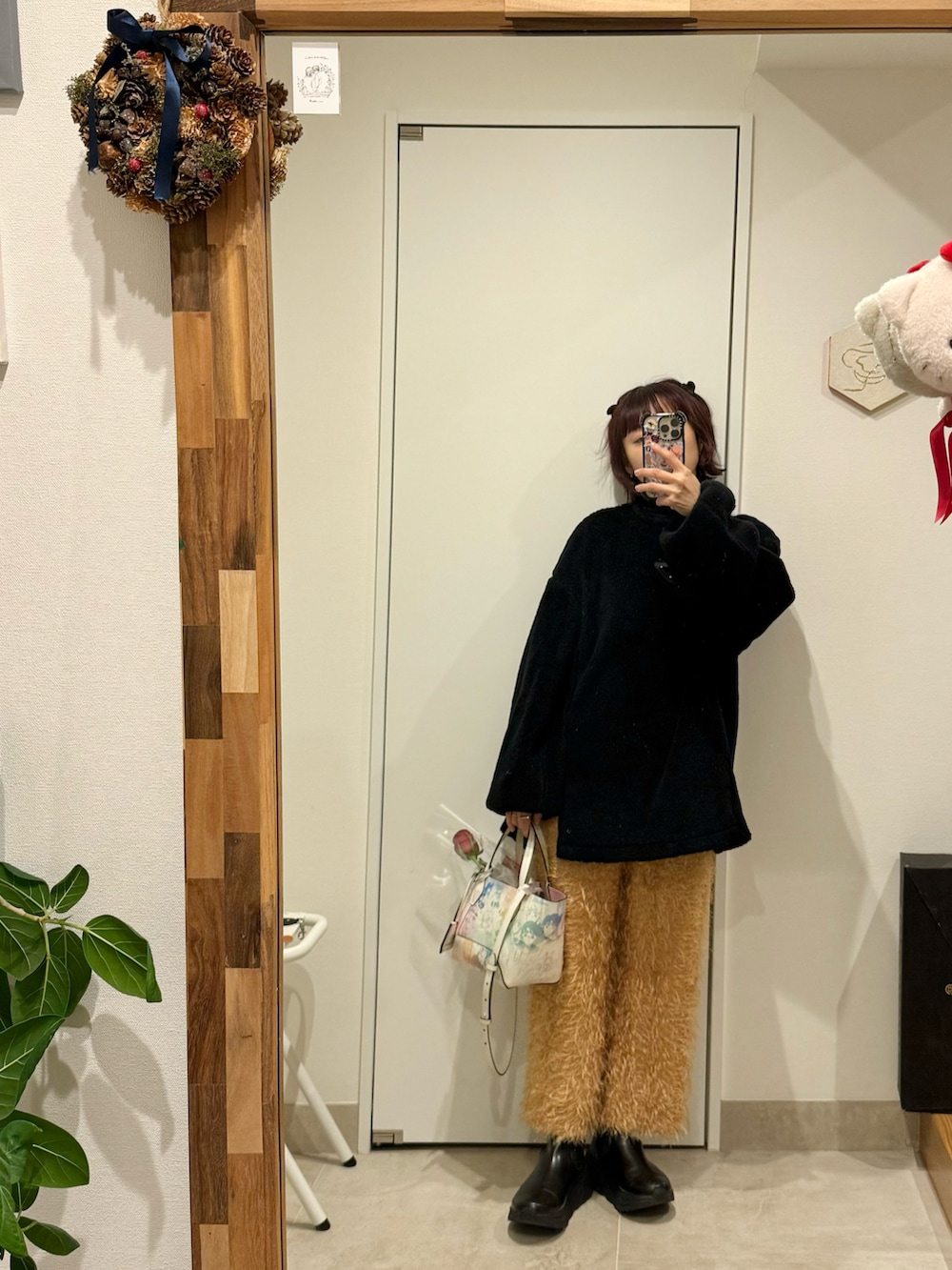 「ジミーチュウ、セーラームーンコラボ、Jimmy Choo、ミニバック、MBT、サイドゴアブーツ、高橋愛、154cm、Lautashi」｜「Lautashiのアイテム（ジャケット/アウター、ブラック系）」を使った、高橋愛さん（レディース・154cm）の冬コーディネートの2枚目の写真