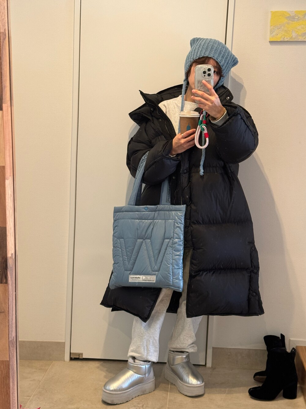 「冬を彩る色いろコーデ、水色、FREAK’Ｓ STORE、AcneStudios、ダウンジャケット、グレー、スゥェット、スウェット、猫、ニット帽、高橋愛、UGG」｜「FREAK'S STOREの限定展開　VAUDEVILLE/ボードビル　VVキルトトート（トートバッグ/キルティングバッグ）（トートバッグ、ブルー系）」を使った、高橋愛さん（レディース・154cm）の冬コーディネートの3枚目の写真