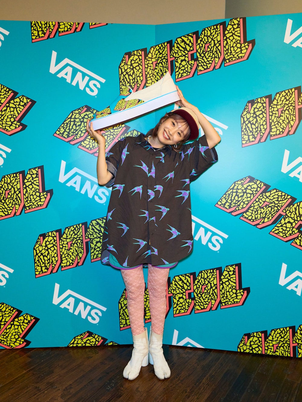 「ネイタルデザイン、NATAL DESIGN、VANS、コラボレーション、コラボスニーカー、154cm、高橋愛、ゴキゲンズ、ご機嫌コーデ、25周年、おめでとうございます！、ショートパンツ、ユニセックス、オーバーサイズ」｜「MAISON SPECIALのLace Tights/レースタイツ【MAISON SPECIAL/メゾンスペシャル】（レギンス/スパッツ、ピンク系）」を使った、高橋愛さん（レディース・154cm）の夏コーディネートの2枚目の写真