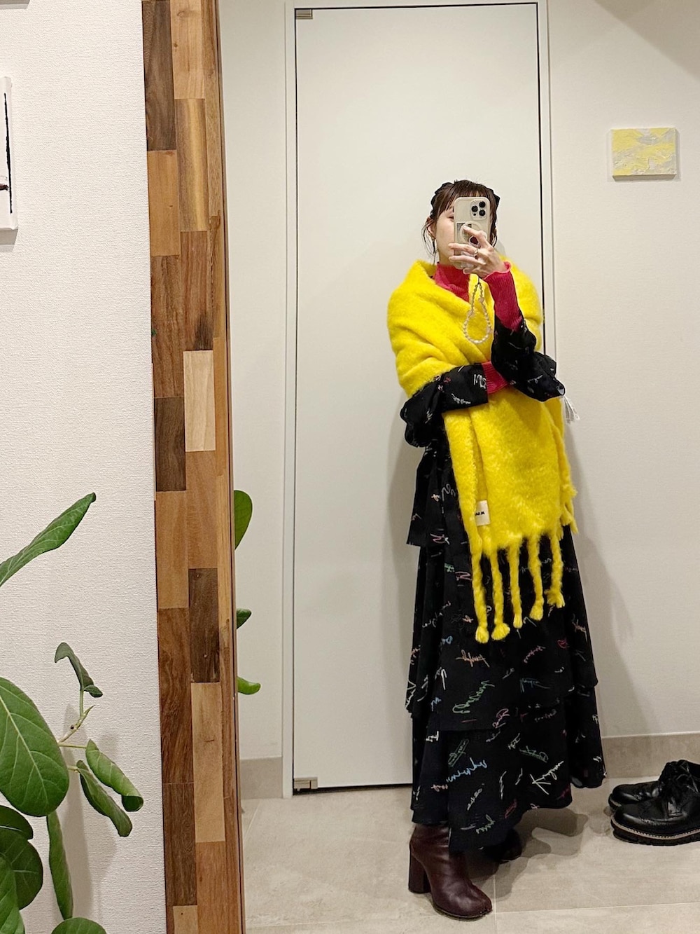 「秋のコーデ、ゆるコーデ、ブーツスタイル、JILSANDER、ジルサンダー、154cm、高橋愛」｜「MAISON SPECIALのレタリングプリントワンピース【MAISON SPECIAL/メゾンスペシャル】（ワンピース、ブラック系）」を使った、高橋愛さん（レディース・154cm）の秋コーディネートの2枚目の写真
