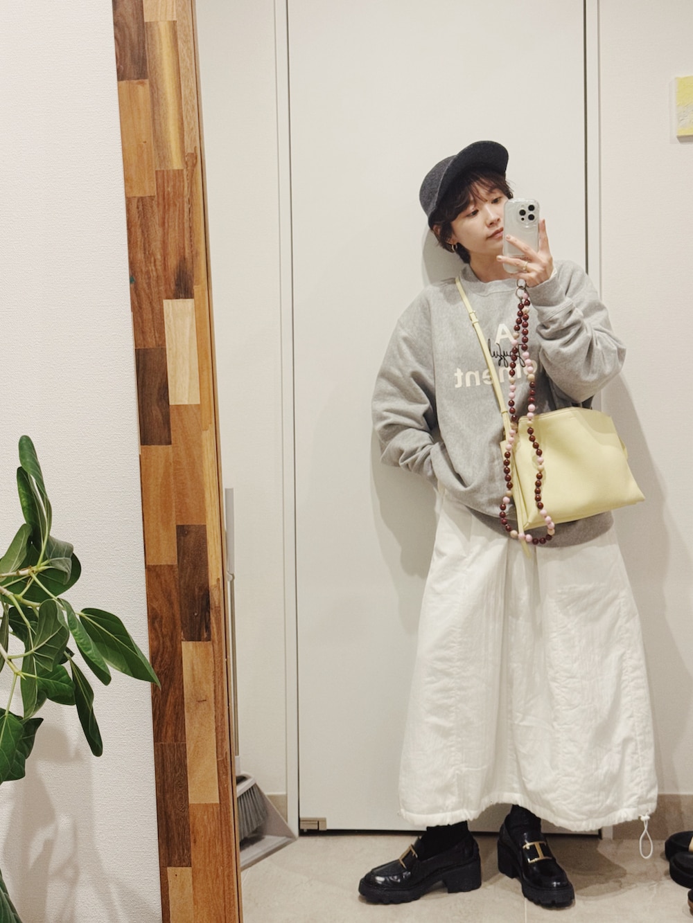 「ファッションを楽しもう、オトナカジュアル、ショートヘア、帽子、キャップ、UNIQLO、UNIQLO C、ユニクロシー、高橋愛、スウェット、ラグシー愛、AMERICAN RAG CIE、アメリカンラグシー、AMOMENTO」｜「AMERICAN RAG CIEの【高橋愛さんコラボ】ルーズフィットロゴプリントスウェット（スウェット、グレー系）」を使った、高橋愛さん（レディース・154cm）の秋コーディネートの2枚目の写真