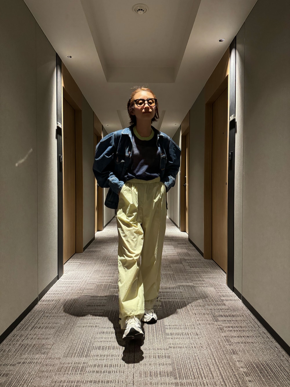 「ジェントルモンスター、ジェンモン、GENTLE MONSTER、サングラス、サングラススタイル、KBF、kbf_ai、高橋愛、ミントグリーン、レイヤードパンツ、スニーカー、スニーカーコーデ、デニムジャケット、holiday、オトナカジュアル」｜「KBFの『高橋愛×KBF』ドロストレイヤードパンツ（その他パンツ、グリーン系）」を使った、高橋愛さん（レディース・154cm）の夏コーディネートの2枚目の写真