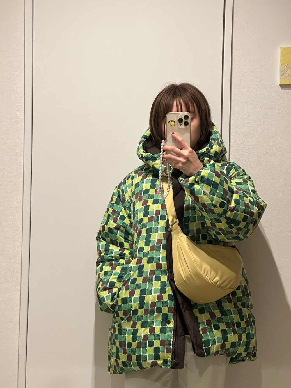 「どカジュアル、オトナカジュアル、154cm、ロールアップ、カジュアルコーデ、私の推しブランド、ユニクロ、UNIQLO、ユニクロマルニ、ユニクロユー、MARNI、BOTTEGA VENETA、パドルブーツ、バナナバッグ、高橋愛」｜「UNIQLOのアイテム（バッグ、イエロー系）」を使った、高橋愛さん（レディース・154cm）の冬コーディネートの2枚目の写真