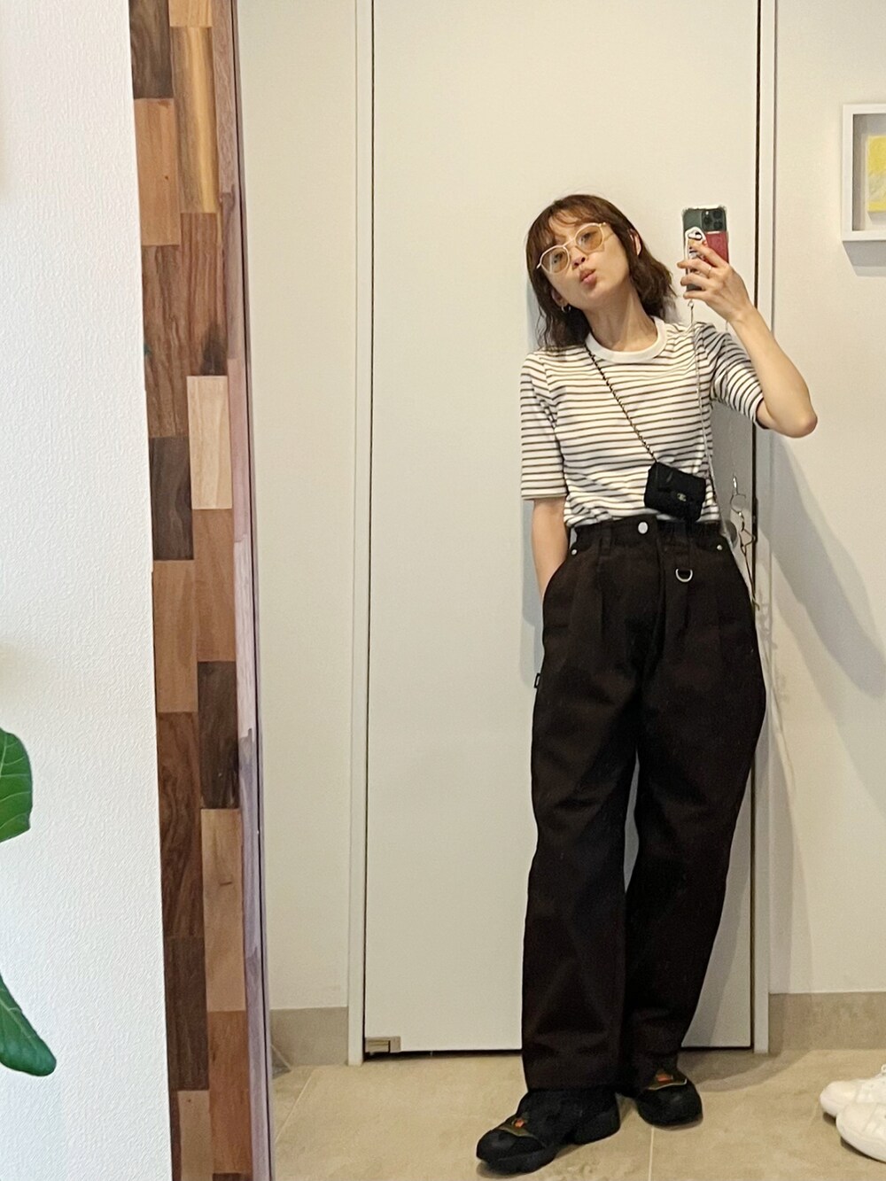 「シンプルコーデ、カジュアルコーデ、オトナカジュアル、ゆるコーデ、夏、秋先取りコーデ、Dickies、ディッキーズ(Dickies)、高橋愛、154cm」｜「UNIQLOのアイテム（Tシャツ/カットソー、ホワイト系）」を使った、高橋愛さん（レディース・154cm）の夏コーディネートの2枚目の写真
