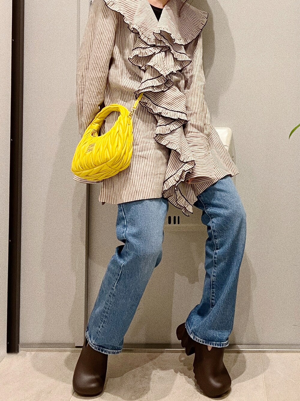 「デニムっていいよね、春夏コーデ、リラックススタイル、Uhr、ウーア、高橋愛、miu miu、MIUMIU、ミュウミュウ、154cm、BOTTEGA VENETA、シュシュ、ボブ、きいろといえばわたし」｜「Uhrのアイテム（シャツ/ブラウス、その他）」を使った、高橋愛さん（レディース・154cm）の夏コーディネートの2枚目の写真